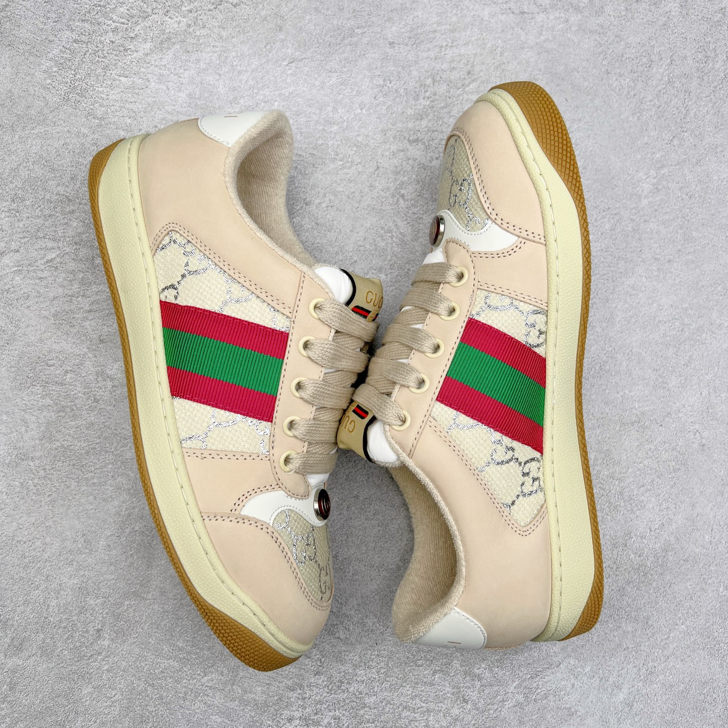 图片[3]-＃福利特价 Gucci Screener sneaker 古驰双G小脏鞋系列复古怀旧校园风低帮板鞋 全套原楦原纸版原鞋开模 纯手工水洗做旧处理 侧面条纹饰带 原厂定制 原厂数据电绣 清晰立体 全鞋电脑针车 紧密相连 针距密度一致 环保乳胶注塑鞋垫 厚度脚感还原原版 皮面裁剪部位 统一油边封口工艺 右脚鞋侧嵌入NFC防伪芯片装置＋鞋盒标二唯码扫描 秒进官网 专柜全套包装 防尘袋 说明书 质保卡 购物袋 尺码：35 36 37 38 39 40 41 42 43 44 45-选品中心