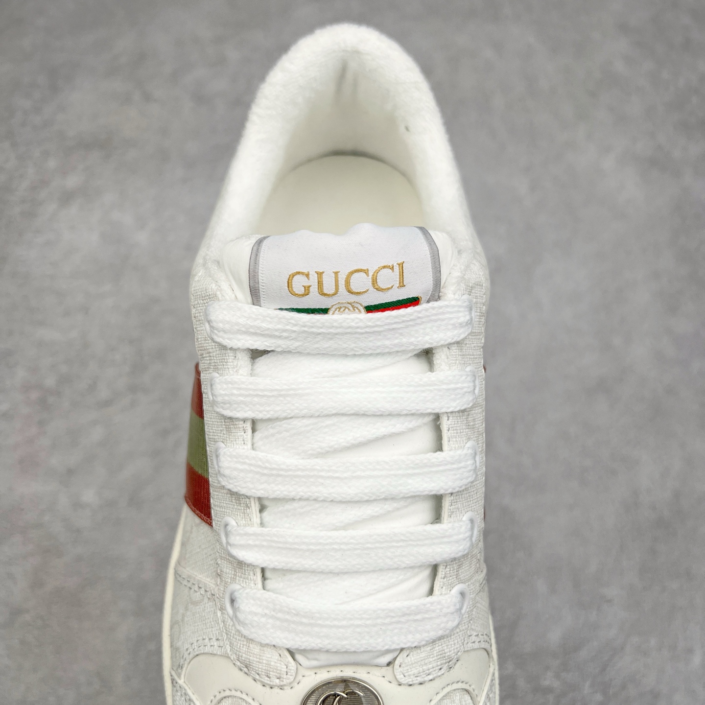 图片[5]-＃福利特价 Gucci Screener sneaker 古驰双G小脏鞋系列复古怀旧校园风低帮板鞋 全套原楦原纸版原鞋开模 纯手工水洗做旧处理 侧面条纹饰带 原厂定制 原厂数据电绣 清晰立体 全鞋电脑针车 紧密相连 针距密度一致 环保乳胶注塑鞋垫 厚度脚感还原原版 皮面裁剪部位 统一油边封口工艺 右脚鞋侧嵌入NFC防伪芯片装置＋鞋盒标二唯码扫描 秒进官网 专柜全套包装 防尘袋 说明书 质保卡 购物袋 尺码：35 36 37 38 39 40 41 42 43 44 45-选品中心