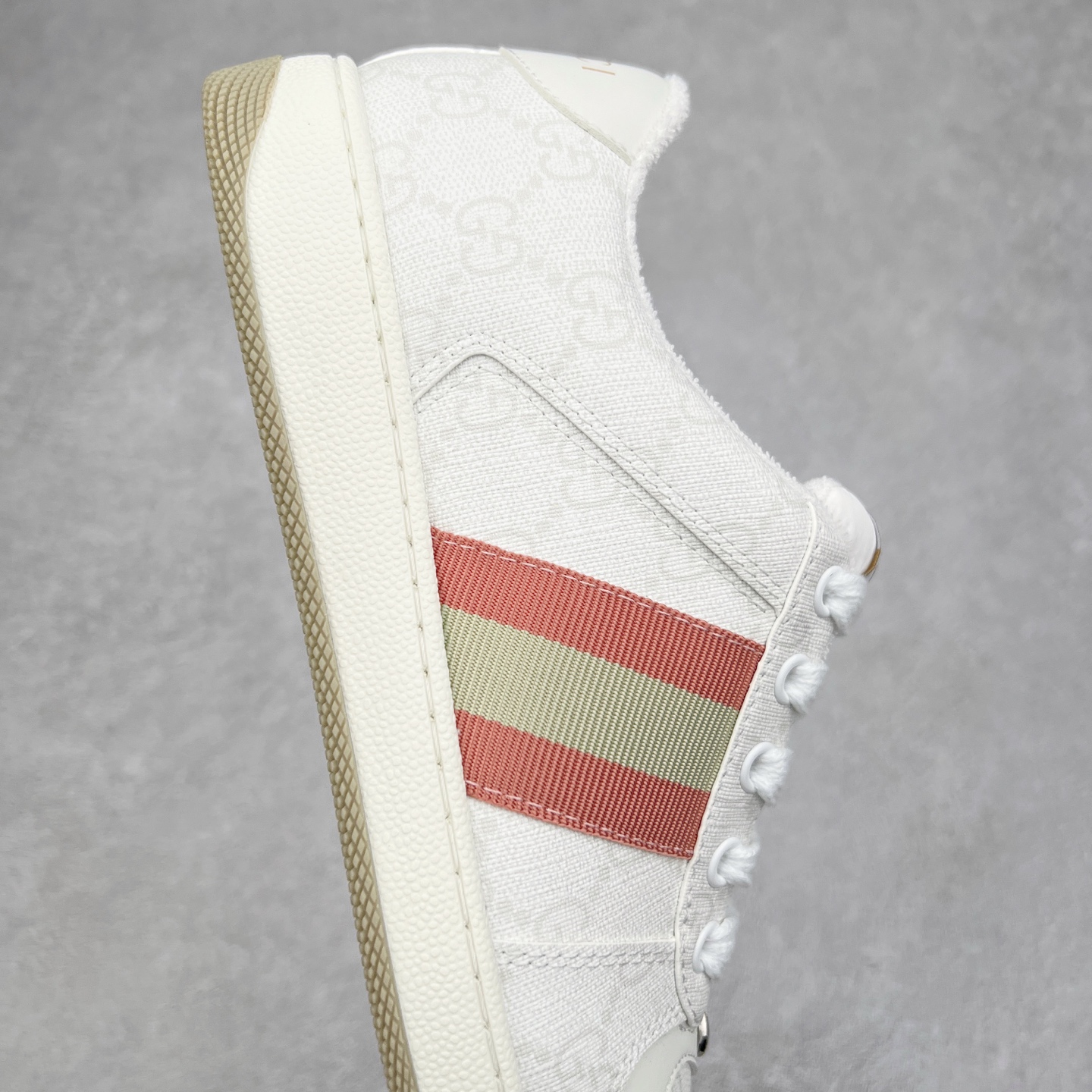 图片[6]-＃福利特价 Gucci Screener sneaker 古驰双G小脏鞋系列复古怀旧校园风低帮板鞋 全套原楦原纸版原鞋开模 纯手工水洗做旧处理 侧面条纹饰带 原厂定制 原厂数据电绣 清晰立体 全鞋电脑针车 紧密相连 针距密度一致 环保乳胶注塑鞋垫 厚度脚感还原原版 皮面裁剪部位 统一油边封口工艺 右脚鞋侧嵌入NFC防伪芯片装置＋鞋盒标二唯码扫描 秒进官网 专柜全套包装 防尘袋 说明书 质保卡 购物袋 尺码：35 36 37 38 39 40 41 42 43 44 45-选品中心