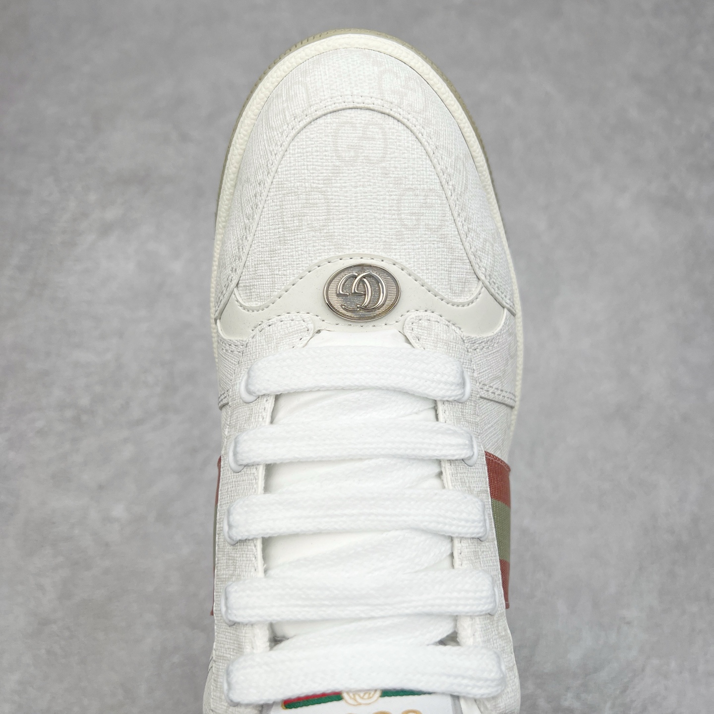 图片[4]-＃福利特价 Gucci Screener sneaker 古驰双G小脏鞋系列复古怀旧校园风低帮板鞋 全套原楦原纸版原鞋开模 纯手工水洗做旧处理 侧面条纹饰带 原厂定制 原厂数据电绣 清晰立体 全鞋电脑针车 紧密相连 针距密度一致 环保乳胶注塑鞋垫 厚度脚感还原原版 皮面裁剪部位 统一油边封口工艺 右脚鞋侧嵌入NFC防伪芯片装置＋鞋盒标二唯码扫描 秒进官网 专柜全套包装 防尘袋 说明书 质保卡 购物袋 尺码：35 36 37 38 39 40 41 42 43 44 45-选品中心