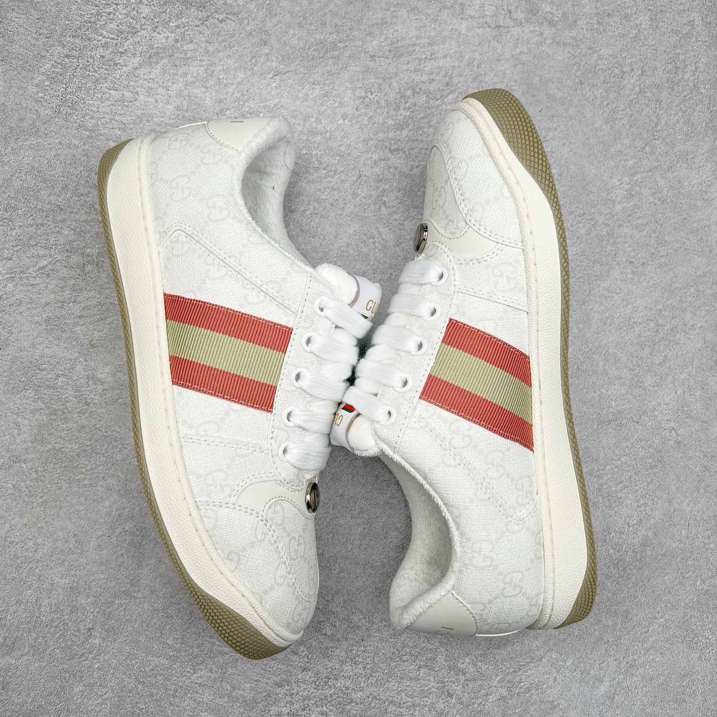 图片[3]-＃福利特价 Gucci Screener sneaker 古驰双G小脏鞋系列复古怀旧校园风低帮板鞋 全套原楦原纸版原鞋开模 纯手工水洗做旧处理 侧面条纹饰带 原厂定制 原厂数据电绣 清晰立体 全鞋电脑针车 紧密相连 针距密度一致 环保乳胶注塑鞋垫 厚度脚感还原原版 皮面裁剪部位 统一油边封口工艺 右脚鞋侧嵌入NFC防伪芯片装置＋鞋盒标二唯码扫描 秒进官网 专柜全套包装 防尘袋 说明书 质保卡 购物袋 尺码：35 36 37 38 39 40 41 42 43 44 45-选品中心