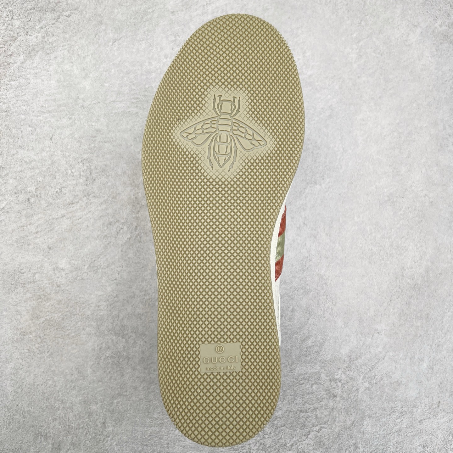 图片[9]-＃福利特价 Gucci Screener sneaker 古驰双G小脏鞋系列复古怀旧校园风低帮板鞋 全套原楦原纸版原鞋开模 纯手工水洗做旧处理 侧面条纹饰带 原厂定制 原厂数据电绣 清晰立体 全鞋电脑针车 紧密相连 针距密度一致 环保乳胶注塑鞋垫 厚度脚感还原原版 皮面裁剪部位 统一油边封口工艺 右脚鞋侧嵌入NFC防伪芯片装置＋鞋盒标二唯码扫描 秒进官网 专柜全套包装 防尘袋 说明书 质保卡 购物袋 尺码：35 36 37 38 39 40 41 42 43 44 45-选品中心