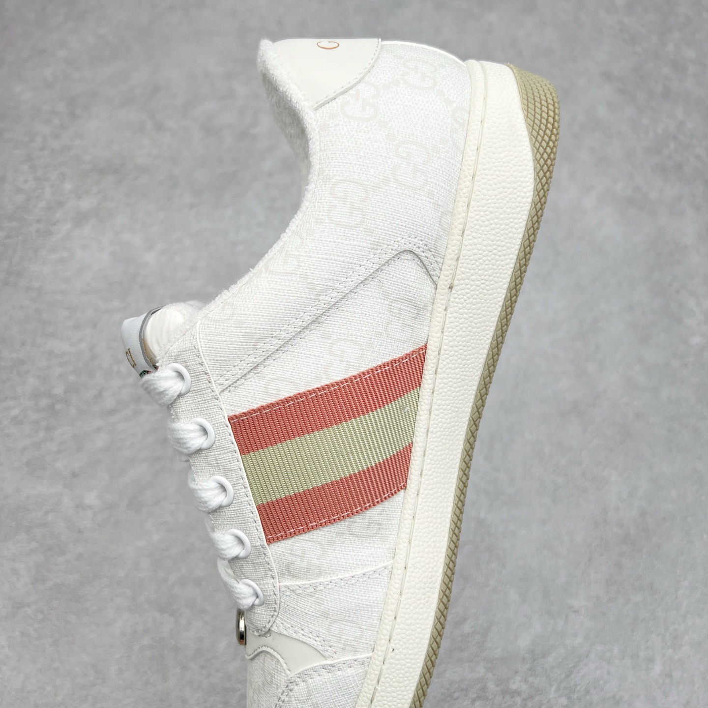 图片[7]-＃福利特价 Gucci Screener sneaker 古驰双G小脏鞋系列复古怀旧校园风低帮板鞋 全套原楦原纸版原鞋开模 纯手工水洗做旧处理 侧面条纹饰带 原厂定制 原厂数据电绣 清晰立体 全鞋电脑针车 紧密相连 针距密度一致 环保乳胶注塑鞋垫 厚度脚感还原原版 皮面裁剪部位 统一油边封口工艺 右脚鞋侧嵌入NFC防伪芯片装置＋鞋盒标二唯码扫描 秒进官网 专柜全套包装 防尘袋 说明书 质保卡 购物袋 尺码：35 36 37 38 39 40 41 42 43 44 45-选品中心