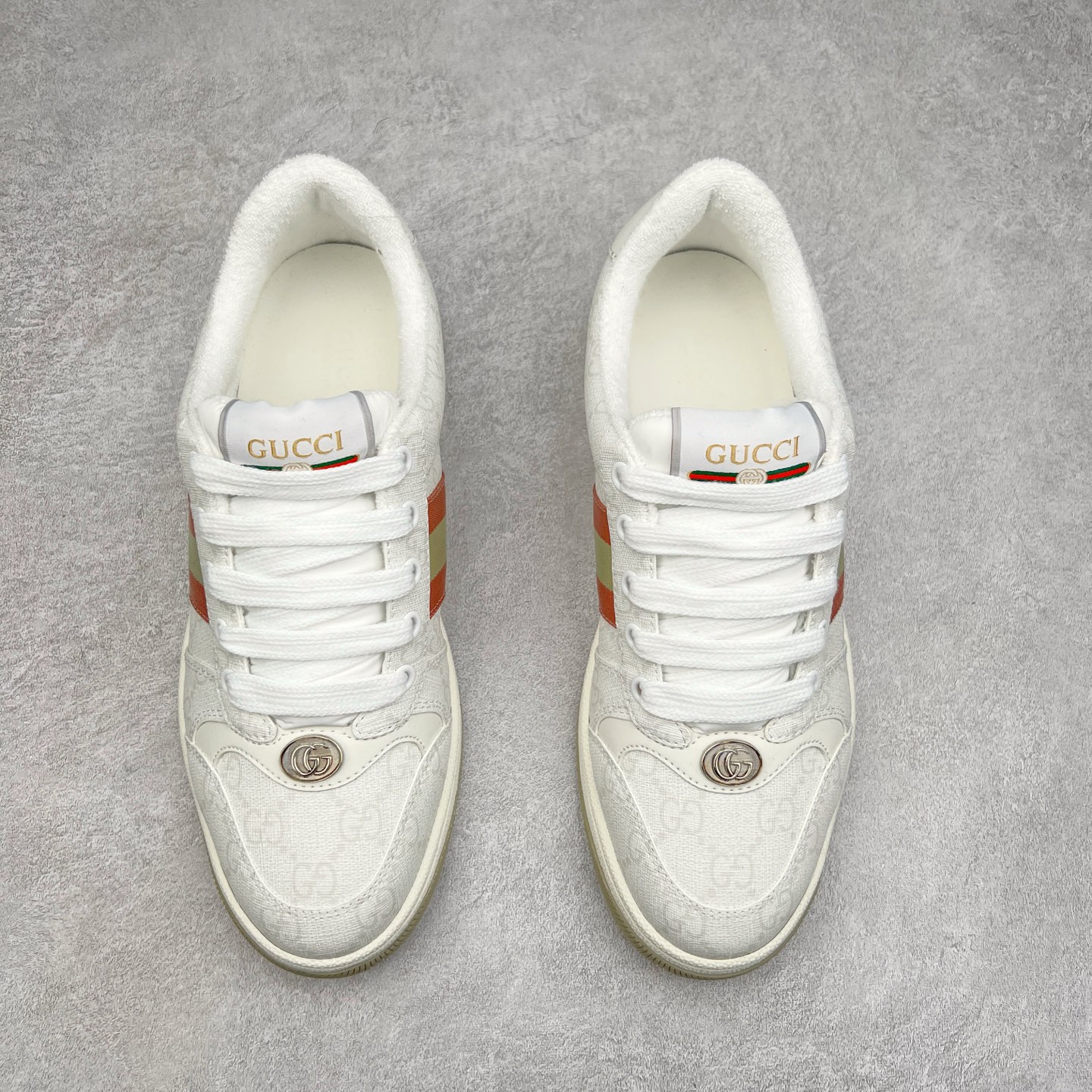 图片[2]-＃福利特价 Gucci Screener sneaker 古驰双G小脏鞋系列复古怀旧校园风低帮板鞋 全套原楦原纸版原鞋开模 纯手工水洗做旧处理 侧面条纹饰带 原厂定制 原厂数据电绣 清晰立体 全鞋电脑针车 紧密相连 针距密度一致 环保乳胶注塑鞋垫 厚度脚感还原原版 皮面裁剪部位 统一油边封口工艺 右脚鞋侧嵌入NFC防伪芯片装置＋鞋盒标二唯码扫描 秒进官网 专柜全套包装 防尘袋 说明书 质保卡 购物袋 尺码：35 36 37 38 39 40 41 42 43 44 45-选品中心