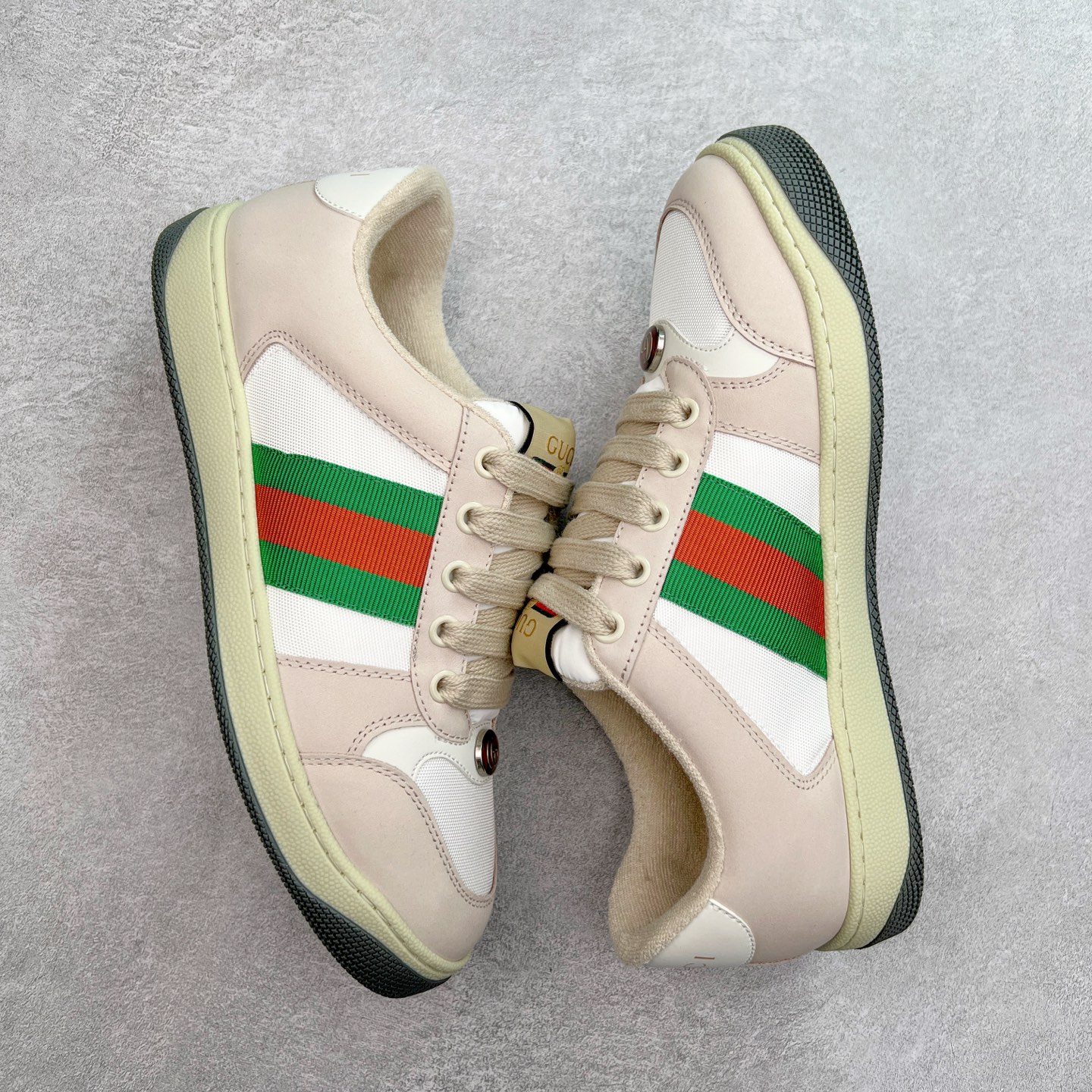 图片[3]-＃福利特价 Gucci Screener sneaker 古驰双G小脏鞋系列复古怀旧校园风低帮板鞋 全套原楦原纸版原鞋开模 纯手工水洗做旧处理 侧面条纹饰带 原厂定制 原厂数据电绣 清晰立体 全鞋电脑针车 紧密相连 针距密度一致 环保乳胶注塑鞋垫 厚度脚感还原原版 皮面裁剪部位 统一油边封口工艺 右脚鞋侧嵌入NFC防伪芯片装置＋鞋盒标二唯码扫描 秒进官网 专柜全套包装 防尘袋 说明书 质保卡 购物袋 尺码：35 36 37 38 39 40 41 42 43 44 45-选品中心