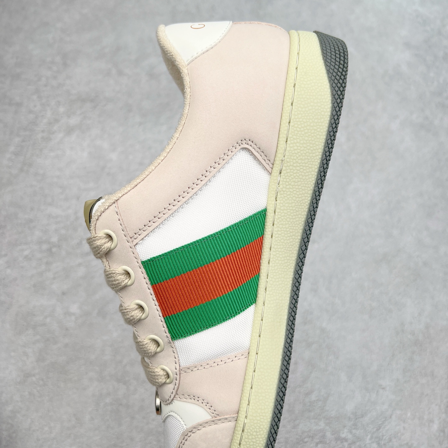 图片[7]-＃福利特价 Gucci Screener sneaker 古驰双G小脏鞋系列复古怀旧校园风低帮板鞋 全套原楦原纸版原鞋开模 纯手工水洗做旧处理 侧面条纹饰带 原厂定制 原厂数据电绣 清晰立体 全鞋电脑针车 紧密相连 针距密度一致 环保乳胶注塑鞋垫 厚度脚感还原原版 皮面裁剪部位 统一油边封口工艺 右脚鞋侧嵌入NFC防伪芯片装置＋鞋盒标二唯码扫描 秒进官网 专柜全套包装 防尘袋 说明书 质保卡 购物袋 尺码：35 36 37 38 39 40 41 42 43 44 45-选品中心