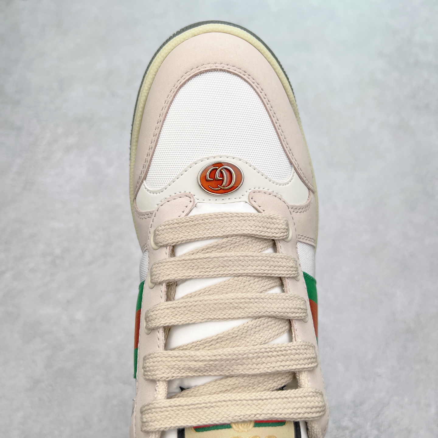 图片[4]-＃福利特价 Gucci Screener sneaker 古驰双G小脏鞋系列复古怀旧校园风低帮板鞋 全套原楦原纸版原鞋开模 纯手工水洗做旧处理 侧面条纹饰带 原厂定制 原厂数据电绣 清晰立体 全鞋电脑针车 紧密相连 针距密度一致 环保乳胶注塑鞋垫 厚度脚感还原原版 皮面裁剪部位 统一油边封口工艺 右脚鞋侧嵌入NFC防伪芯片装置＋鞋盒标二唯码扫描 秒进官网 专柜全套包装 防尘袋 说明书 质保卡 购物袋 尺码：35 36 37 38 39 40 41 42 43 44 45-选品中心