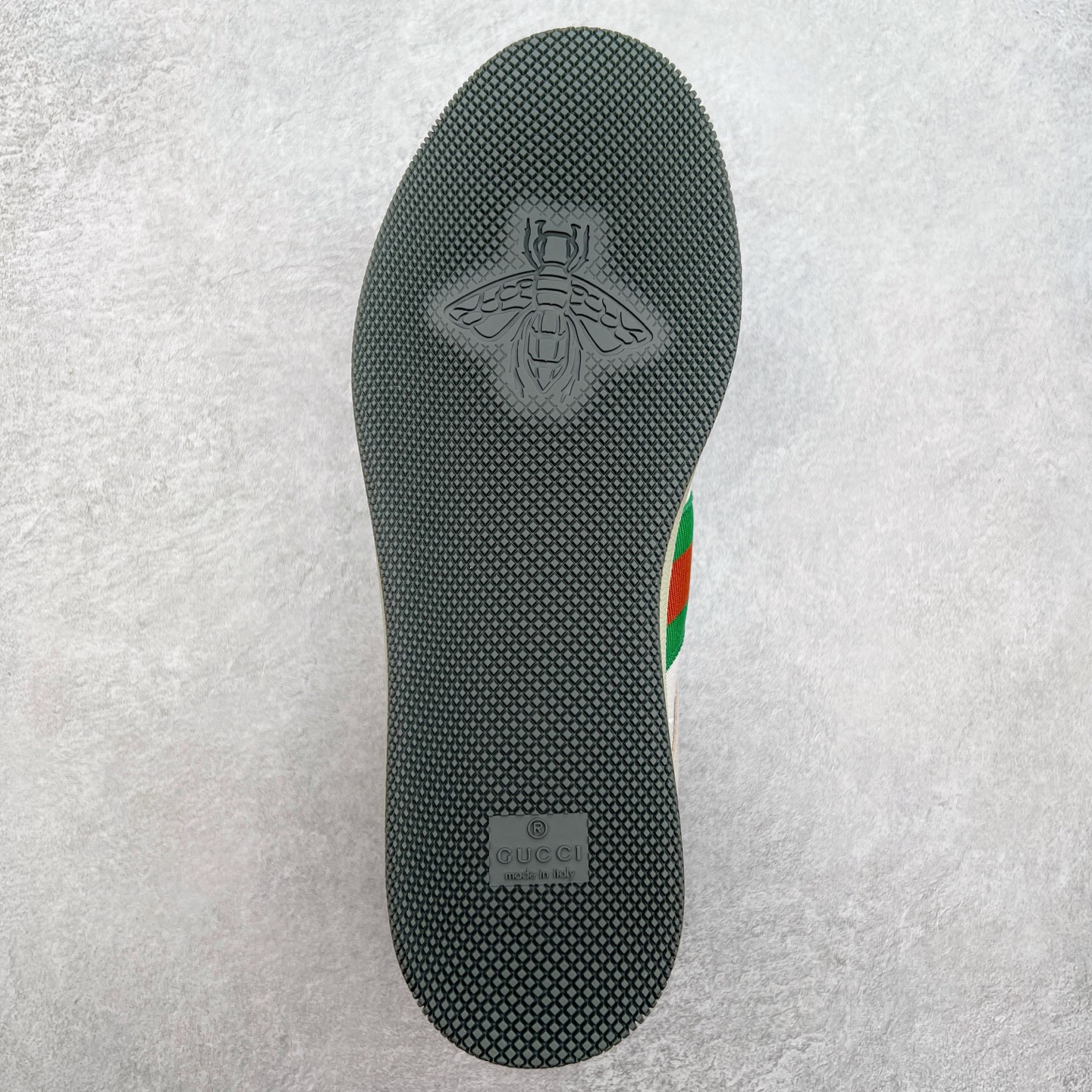 图片[9]-＃福利特价 Gucci Screener sneaker 古驰双G小脏鞋系列复古怀旧校园风低帮板鞋 全套原楦原纸版原鞋开模 纯手工水洗做旧处理 侧面条纹饰带 原厂定制 原厂数据电绣 清晰立体 全鞋电脑针车 紧密相连 针距密度一致 环保乳胶注塑鞋垫 厚度脚感还原原版 皮面裁剪部位 统一油边封口工艺 右脚鞋侧嵌入NFC防伪芯片装置＋鞋盒标二唯码扫描 秒进官网 专柜全套包装 防尘袋 说明书 质保卡 购物袋 尺码：35 36 37 38 39 40 41 42 43 44 45-选品中心