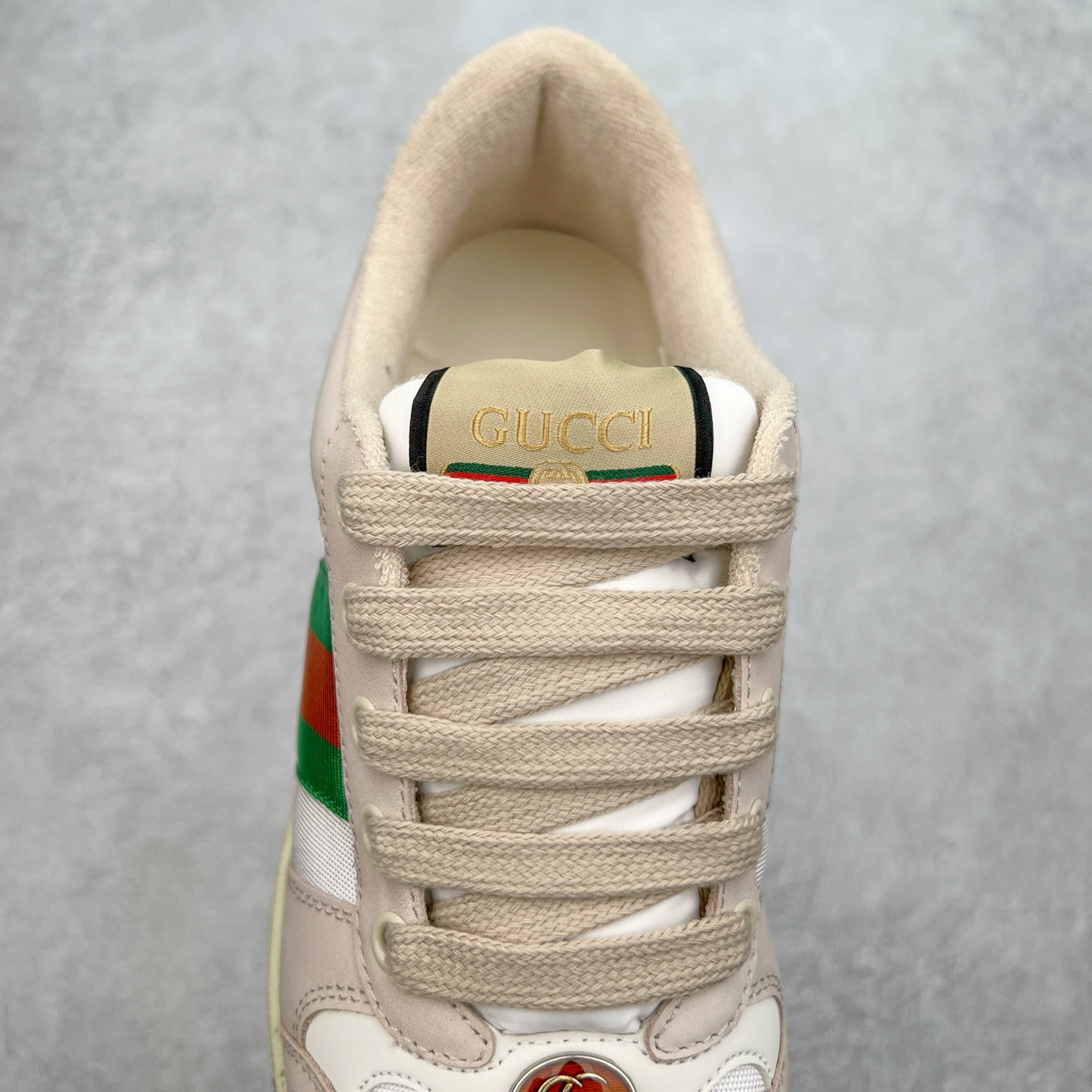 图片[5]-＃福利特价 Gucci Screener sneaker 古驰双G小脏鞋系列复古怀旧校园风低帮板鞋 全套原楦原纸版原鞋开模 纯手工水洗做旧处理 侧面条纹饰带 原厂定制 原厂数据电绣 清晰立体 全鞋电脑针车 紧密相连 针距密度一致 环保乳胶注塑鞋垫 厚度脚感还原原版 皮面裁剪部位 统一油边封口工艺 右脚鞋侧嵌入NFC防伪芯片装置＋鞋盒标二唯码扫描 秒进官网 专柜全套包装 防尘袋 说明书 质保卡 购物袋 尺码：35 36 37 38 39 40 41 42 43 44 45-选品中心
