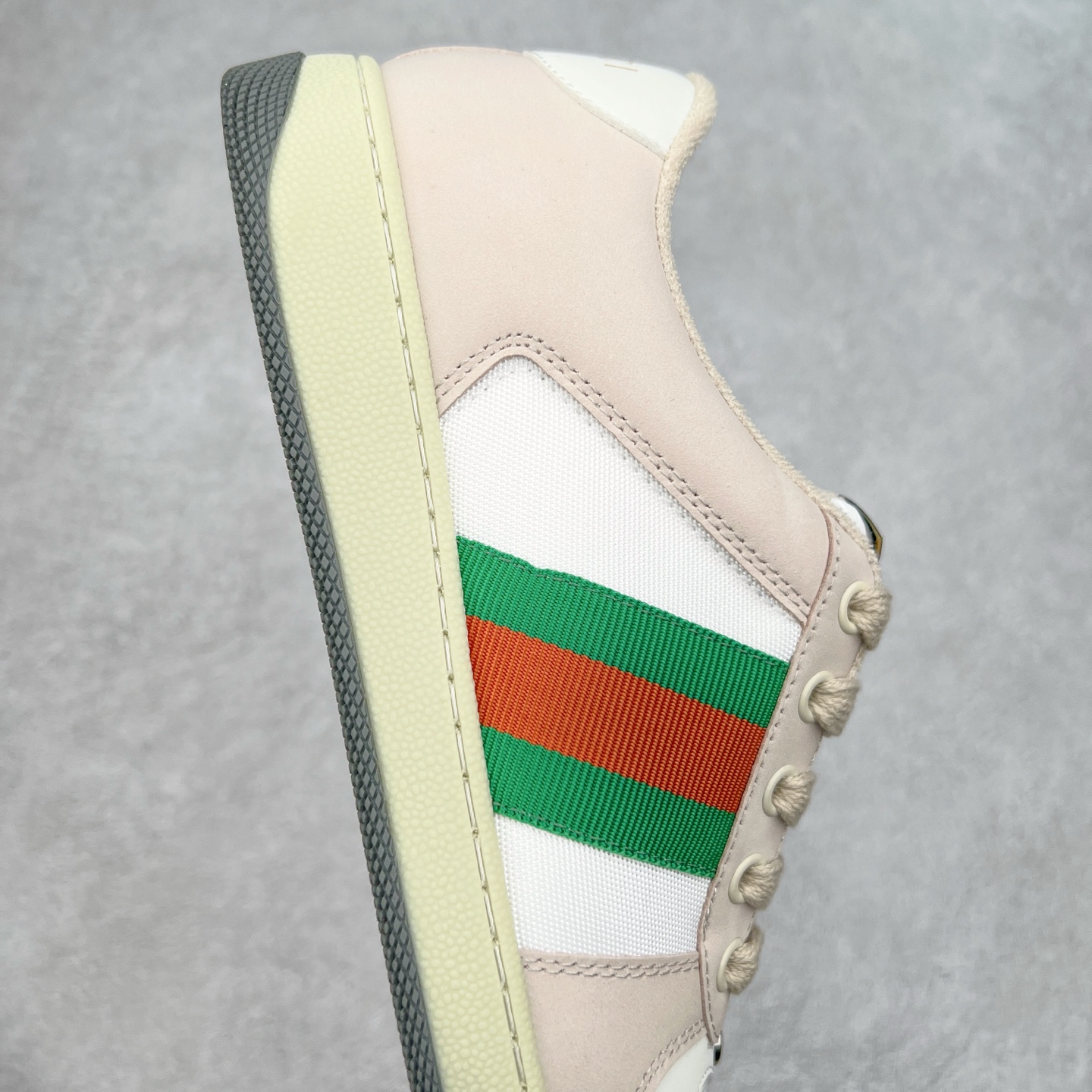 图片[6]-＃福利特价 Gucci Screener sneaker 古驰双G小脏鞋系列复古怀旧校园风低帮板鞋 全套原楦原纸版原鞋开模 纯手工水洗做旧处理 侧面条纹饰带 原厂定制 原厂数据电绣 清晰立体 全鞋电脑针车 紧密相连 针距密度一致 环保乳胶注塑鞋垫 厚度脚感还原原版 皮面裁剪部位 统一油边封口工艺 右脚鞋侧嵌入NFC防伪芯片装置＋鞋盒标二唯码扫描 秒进官网 专柜全套包装 防尘袋 说明书 质保卡 购物袋 尺码：35 36 37 38 39 40 41 42 43 44 45-选品中心