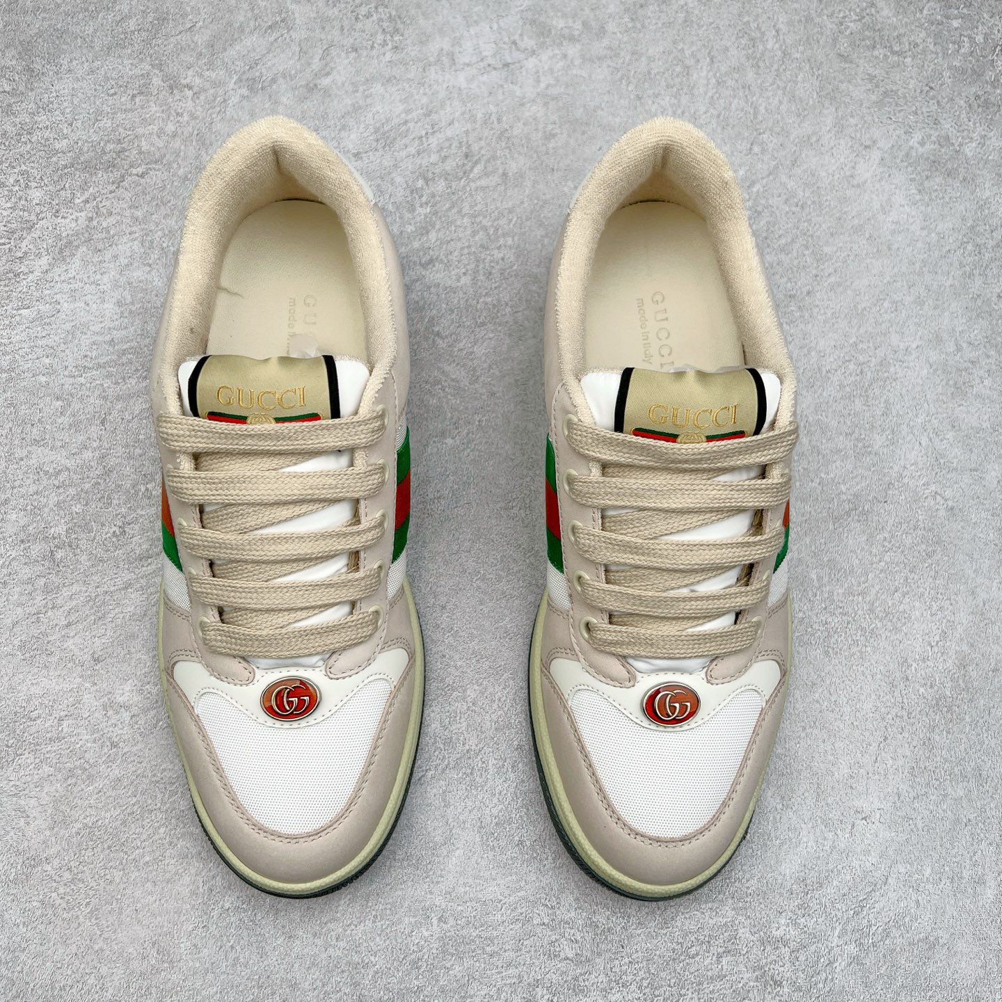 图片[2]-＃福利特价 Gucci Screener sneaker 古驰双G小脏鞋系列复古怀旧校园风低帮板鞋 全套原楦原纸版原鞋开模 纯手工水洗做旧处理 侧面条纹饰带 原厂定制 原厂数据电绣 清晰立体 全鞋电脑针车 紧密相连 针距密度一致 环保乳胶注塑鞋垫 厚度脚感还原原版 皮面裁剪部位 统一油边封口工艺 右脚鞋侧嵌入NFC防伪芯片装置＋鞋盒标二唯码扫描 秒进官网 专柜全套包装 防尘袋 说明书 质保卡 购物袋 尺码：35 36 37 38 39 40 41 42 43 44 45-选品中心