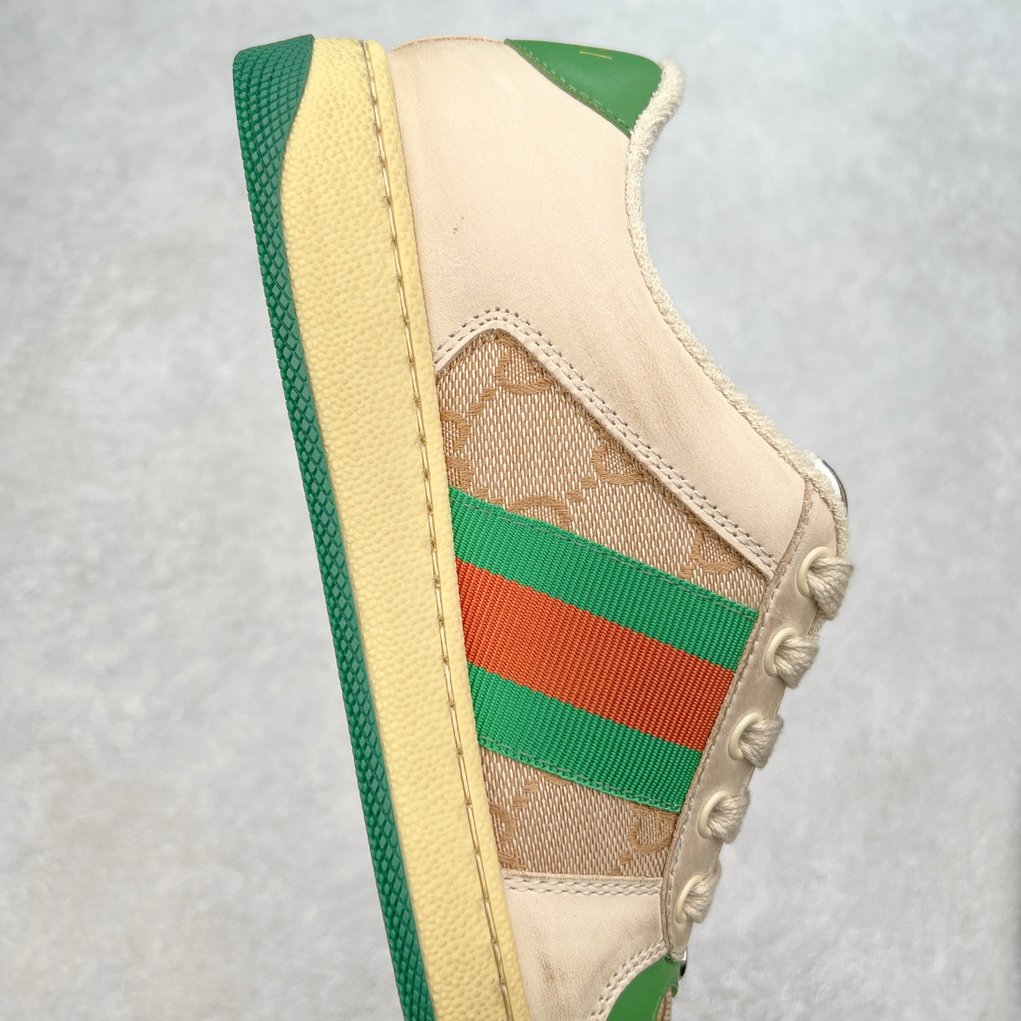 图片[6]-＃福利特价 Gucci Screener sneaker 古驰双G小脏鞋系列复古怀旧校园风低帮板鞋 全套原楦原纸版原鞋开模 纯手工水洗做旧处理 侧面条纹饰带 原厂定制 原厂数据电绣 清晰立体 全鞋电脑针车 紧密相连 针距密度一致 环保乳胶注塑鞋垫 厚度脚感还原原版 皮面裁剪部位 统一油边封口工艺 右脚鞋侧嵌入NFC防伪芯片装置＋鞋盒标二唯码扫描 秒进官网 专柜全套包装 防尘袋 说明书 质保卡 购物袋 尺码：35 36 37 38 39 40 41 42 43 44 45-选品中心