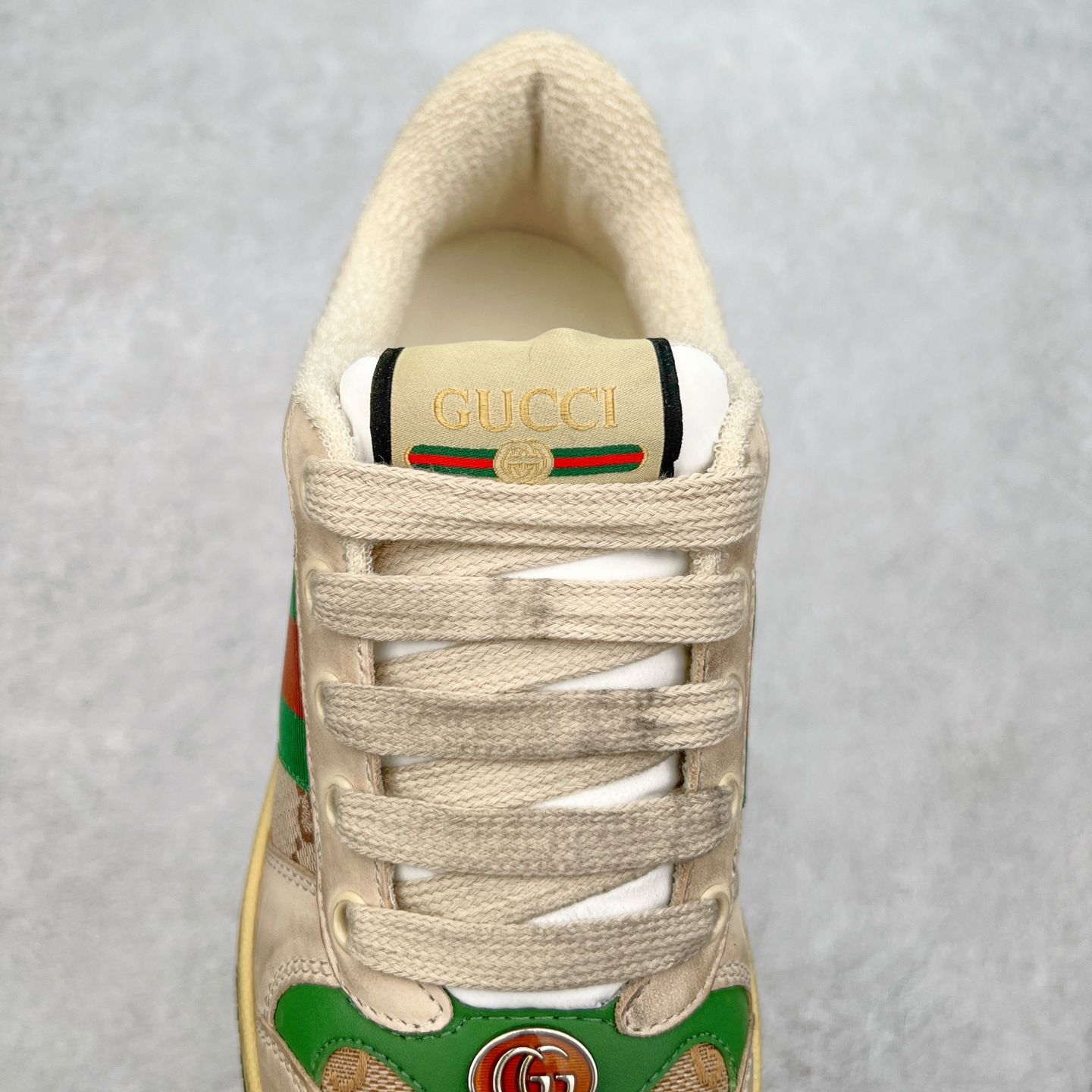 图片[5]-＃福利特价 Gucci Screener sneaker 古驰双G小脏鞋系列复古怀旧校园风低帮板鞋 全套原楦原纸版原鞋开模 纯手工水洗做旧处理 侧面条纹饰带 原厂定制 原厂数据电绣 清晰立体 全鞋电脑针车 紧密相连 针距密度一致 环保乳胶注塑鞋垫 厚度脚感还原原版 皮面裁剪部位 统一油边封口工艺 右脚鞋侧嵌入NFC防伪芯片装置＋鞋盒标二唯码扫描 秒进官网 专柜全套包装 防尘袋 说明书 质保卡 购物袋 尺码：35 36 37 38 39 40 41 42 43 44 45-选品中心