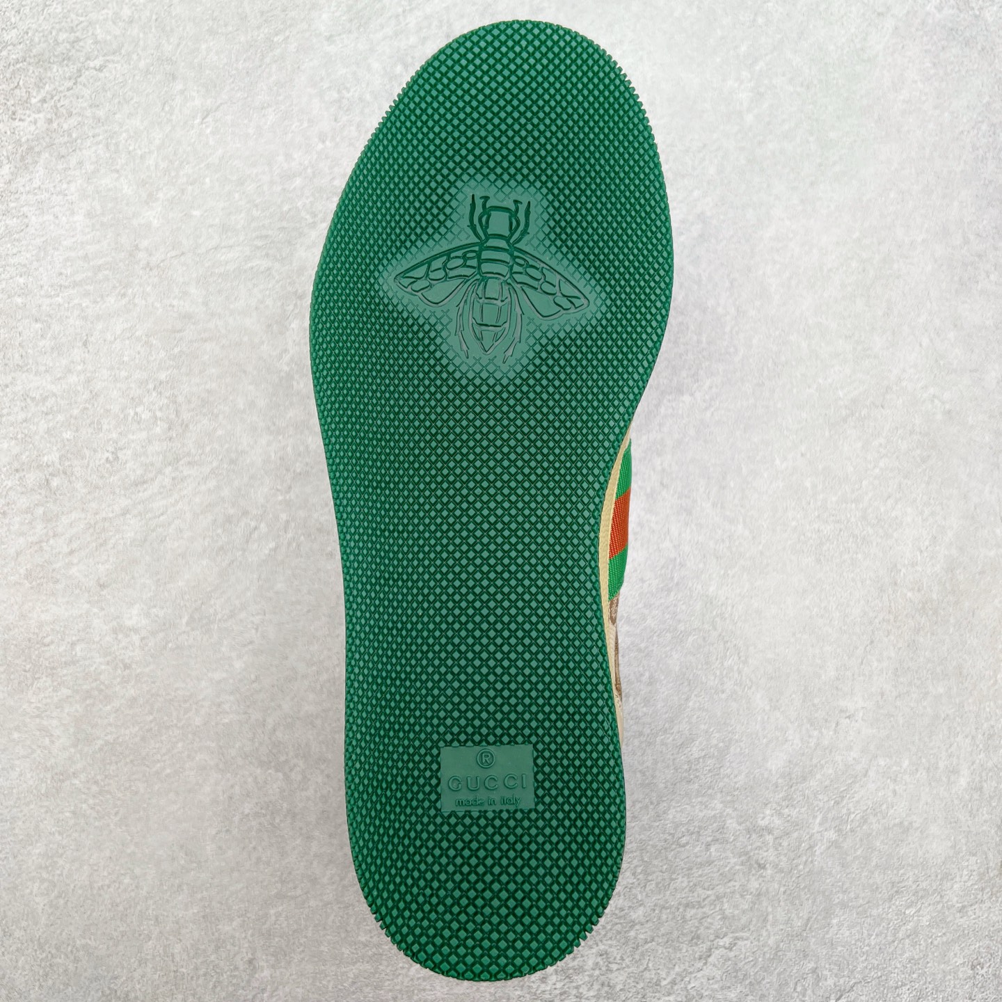 图片[9]-＃福利特价 Gucci Screener sneaker 古驰双G小脏鞋系列复古怀旧校园风低帮板鞋 全套原楦原纸版原鞋开模 纯手工水洗做旧处理 侧面条纹饰带 原厂定制 原厂数据电绣 清晰立体 全鞋电脑针车 紧密相连 针距密度一致 环保乳胶注塑鞋垫 厚度脚感还原原版 皮面裁剪部位 统一油边封口工艺 右脚鞋侧嵌入NFC防伪芯片装置＋鞋盒标二唯码扫描 秒进官网 专柜全套包装 防尘袋 说明书 质保卡 购物袋 尺码：35 36 37 38 39 40 41 42 43 44 45-选品中心