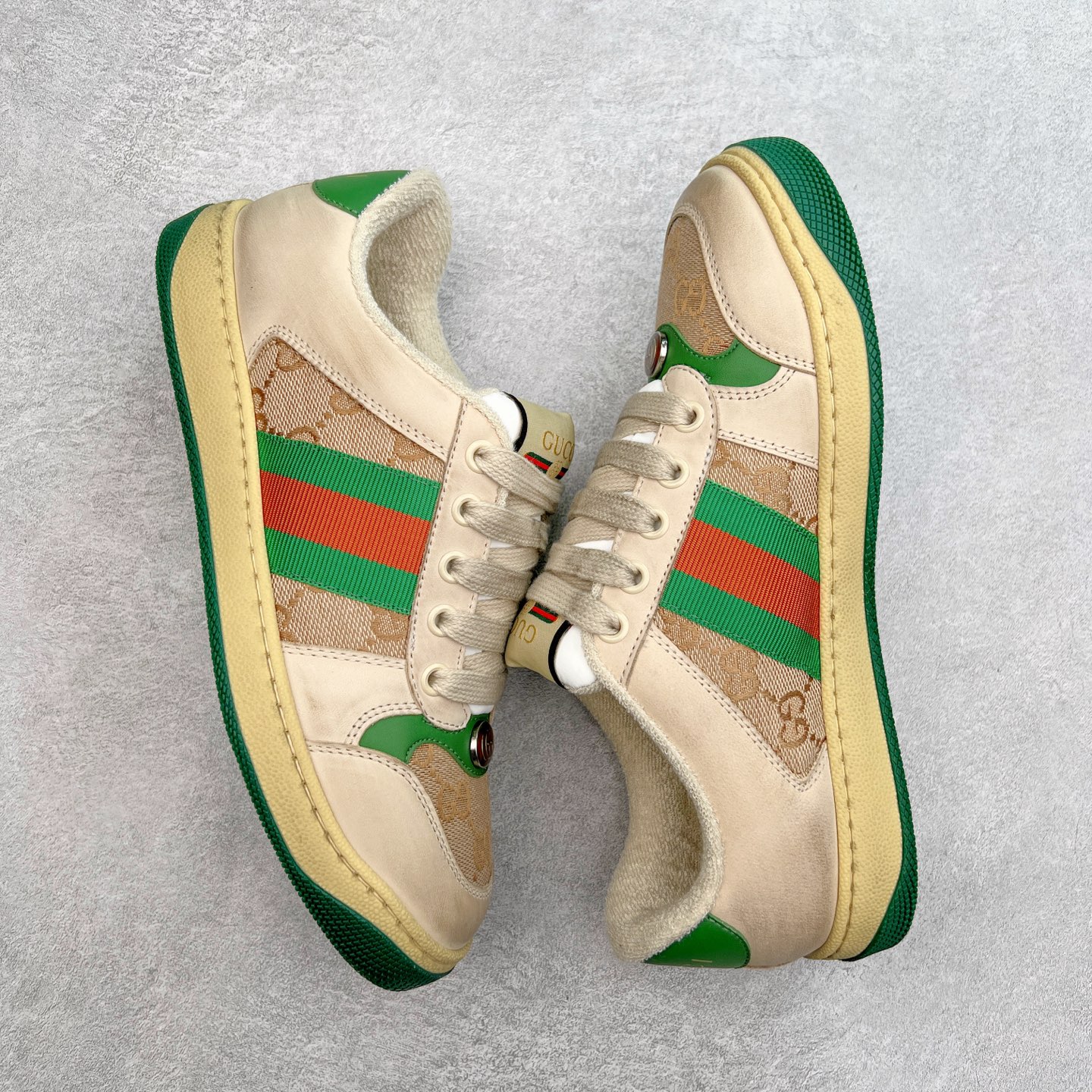图片[3]-＃福利特价 Gucci Screener sneaker 古驰双G小脏鞋系列复古怀旧校园风低帮板鞋 全套原楦原纸版原鞋开模 纯手工水洗做旧处理 侧面条纹饰带 原厂定制 原厂数据电绣 清晰立体 全鞋电脑针车 紧密相连 针距密度一致 环保乳胶注塑鞋垫 厚度脚感还原原版 皮面裁剪部位 统一油边封口工艺 右脚鞋侧嵌入NFC防伪芯片装置＋鞋盒标二唯码扫描 秒进官网 专柜全套包装 防尘袋 说明书 质保卡 购物袋 尺码：35 36 37 38 39 40 41 42 43 44 45-选品中心