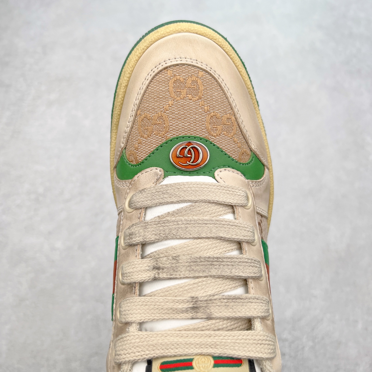 图片[4]-＃福利特价 Gucci Screener sneaker 古驰双G小脏鞋系列复古怀旧校园风低帮板鞋 全套原楦原纸版原鞋开模 纯手工水洗做旧处理 侧面条纹饰带 原厂定制 原厂数据电绣 清晰立体 全鞋电脑针车 紧密相连 针距密度一致 环保乳胶注塑鞋垫 厚度脚感还原原版 皮面裁剪部位 统一油边封口工艺 右脚鞋侧嵌入NFC防伪芯片装置＋鞋盒标二唯码扫描 秒进官网 专柜全套包装 防尘袋 说明书 质保卡 购物袋 尺码：35 36 37 38 39 40 41 42 43 44 45-选品中心