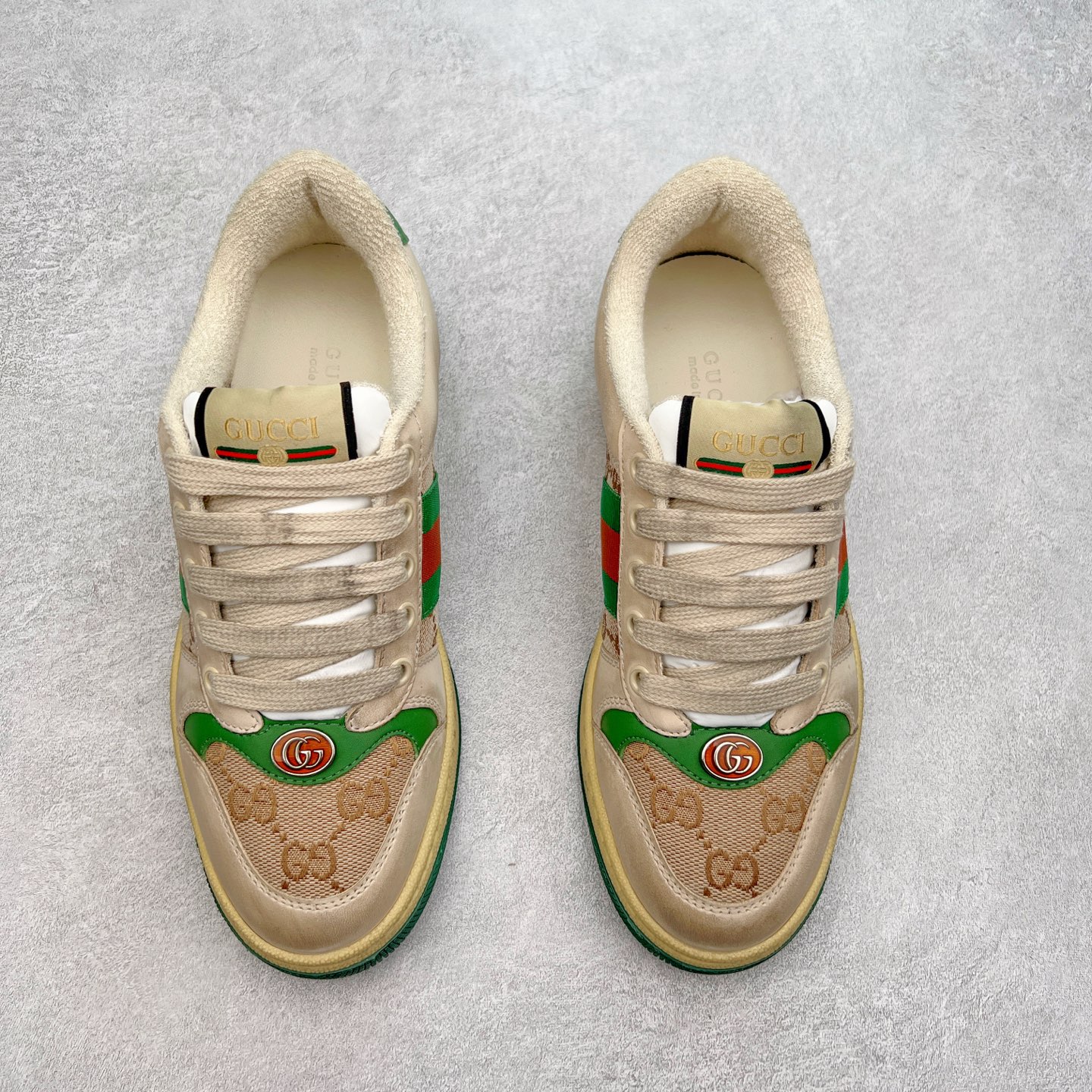 图片[2]-＃福利特价 Gucci Screener sneaker 古驰双G小脏鞋系列复古怀旧校园风低帮板鞋 全套原楦原纸版原鞋开模 纯手工水洗做旧处理 侧面条纹饰带 原厂定制 原厂数据电绣 清晰立体 全鞋电脑针车 紧密相连 针距密度一致 环保乳胶注塑鞋垫 厚度脚感还原原版 皮面裁剪部位 统一油边封口工艺 右脚鞋侧嵌入NFC防伪芯片装置＋鞋盒标二唯码扫描 秒进官网 专柜全套包装 防尘袋 说明书 质保卡 购物袋 尺码：35 36 37 38 39 40 41 42 43 44 45-选品中心