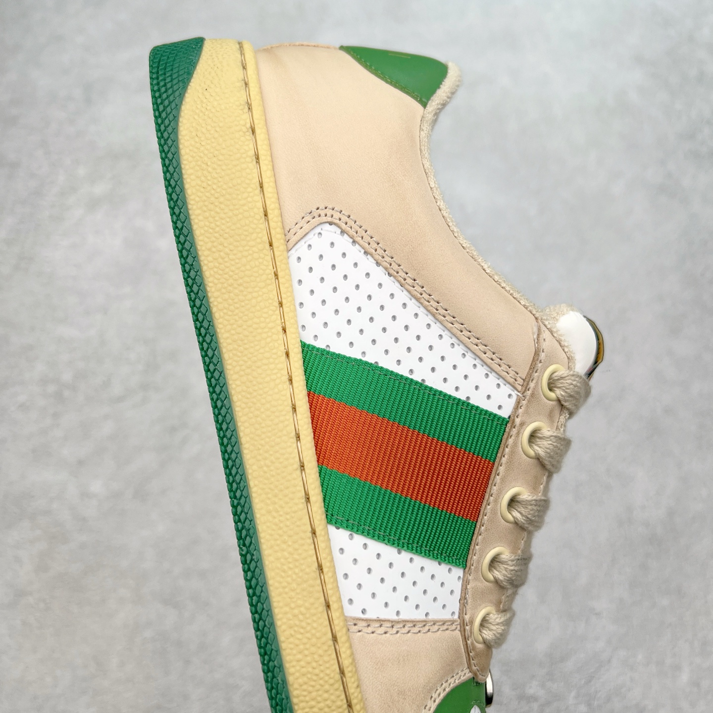 图片[6]-＃福利特价 Gucci Screener sneaker 古驰双G小脏鞋系列复古怀旧校园风低帮板鞋 全套原楦原纸版原鞋开模 纯手工水洗做旧处理 侧面条纹饰带 原厂定制 原厂数据电绣 清晰立体 全鞋电脑针车 紧密相连 针距密度一致 环保乳胶注塑鞋垫 厚度脚感还原原版 皮面裁剪部位 统一油边封口工艺 右脚鞋侧嵌入NFC防伪芯片装置＋鞋盒标二唯码扫描 秒进官网 专柜全套包装 防尘袋 说明书 质保卡 购物袋 尺码：35 36 37 38 39 40 41 42 43 44 45-选品中心