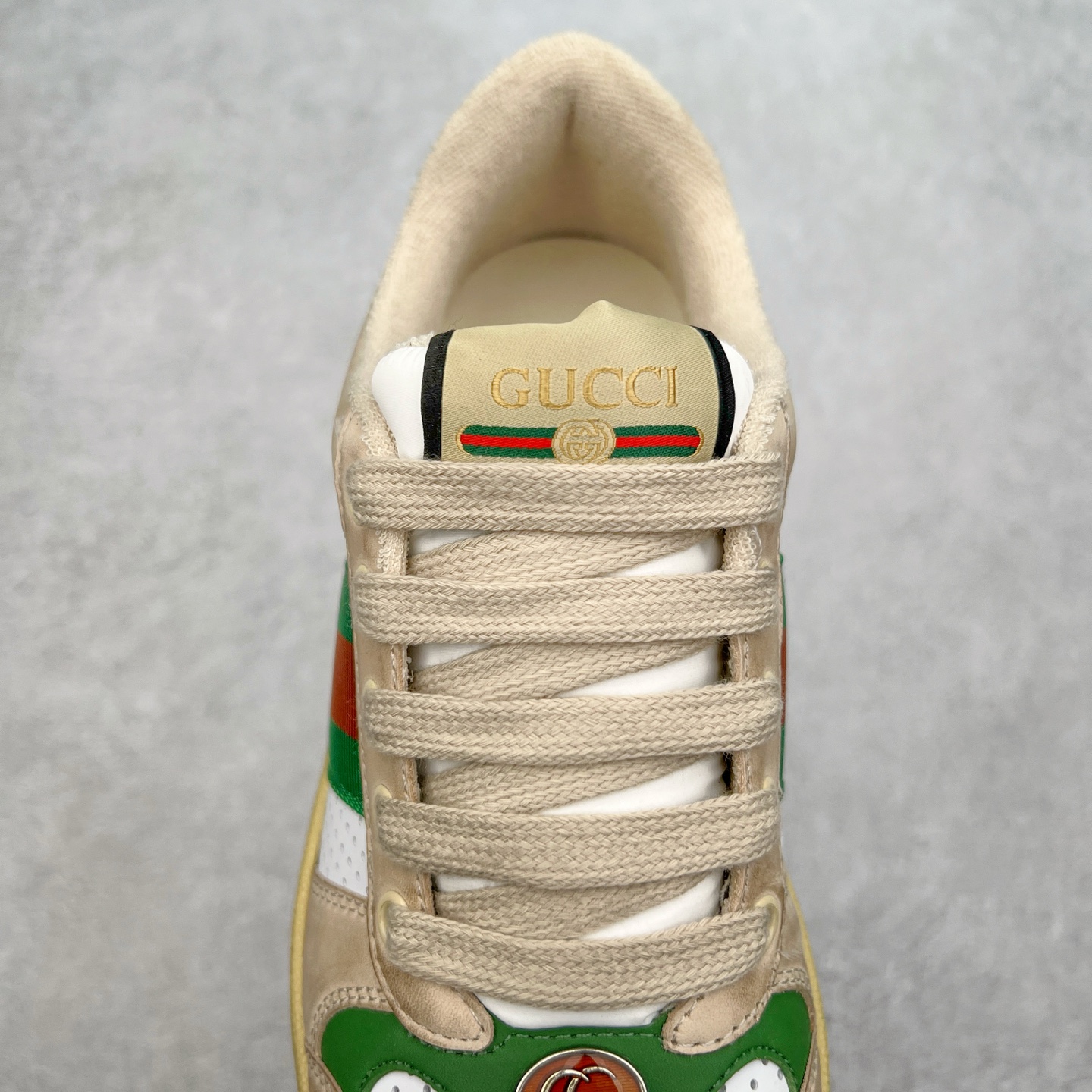 图片[5]-＃福利特价 Gucci Screener sneaker 古驰双G小脏鞋系列复古怀旧校园风低帮板鞋 全套原楦原纸版原鞋开模 纯手工水洗做旧处理 侧面条纹饰带 原厂定制 原厂数据电绣 清晰立体 全鞋电脑针车 紧密相连 针距密度一致 环保乳胶注塑鞋垫 厚度脚感还原原版 皮面裁剪部位 统一油边封口工艺 右脚鞋侧嵌入NFC防伪芯片装置＋鞋盒标二唯码扫描 秒进官网 专柜全套包装 防尘袋 说明书 质保卡 购物袋 尺码：35 36 37 38 39 40 41 42 43 44 45-选品中心