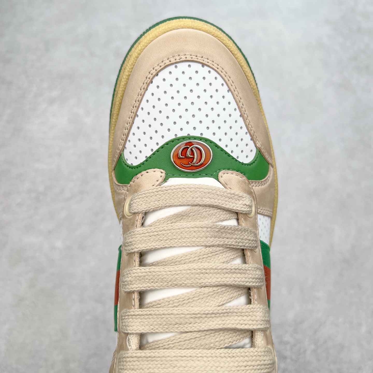 图片[4]-＃福利特价 Gucci Screener sneaker 古驰双G小脏鞋系列复古怀旧校园风低帮板鞋 全套原楦原纸版原鞋开模 纯手工水洗做旧处理 侧面条纹饰带 原厂定制 原厂数据电绣 清晰立体 全鞋电脑针车 紧密相连 针距密度一致 环保乳胶注塑鞋垫 厚度脚感还原原版 皮面裁剪部位 统一油边封口工艺 右脚鞋侧嵌入NFC防伪芯片装置＋鞋盒标二唯码扫描 秒进官网 专柜全套包装 防尘袋 说明书 质保卡 购物袋 尺码：35 36 37 38 39 40 41 42 43 44 45-选品中心