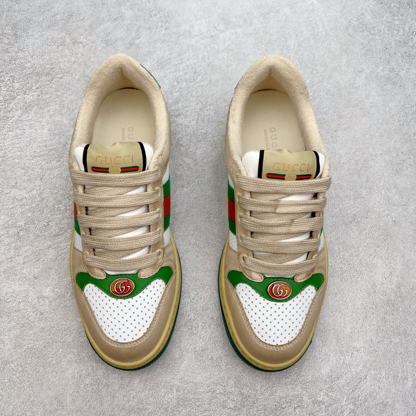 图片[2]-＃福利特价 Gucci Screener sneaker 古驰双G小脏鞋系列复古怀旧校园风低帮板鞋 全套原楦原纸版原鞋开模 纯手工水洗做旧处理 侧面条纹饰带 原厂定制 原厂数据电绣 清晰立体 全鞋电脑针车 紧密相连 针距密度一致 环保乳胶注塑鞋垫 厚度脚感还原原版 皮面裁剪部位 统一油边封口工艺 右脚鞋侧嵌入NFC防伪芯片装置＋鞋盒标二唯码扫描 秒进官网 专柜全套包装 防尘袋 说明书 质保卡 购物袋 尺码：35 36 37 38 39 40 41 42 43 44 45-选品中心