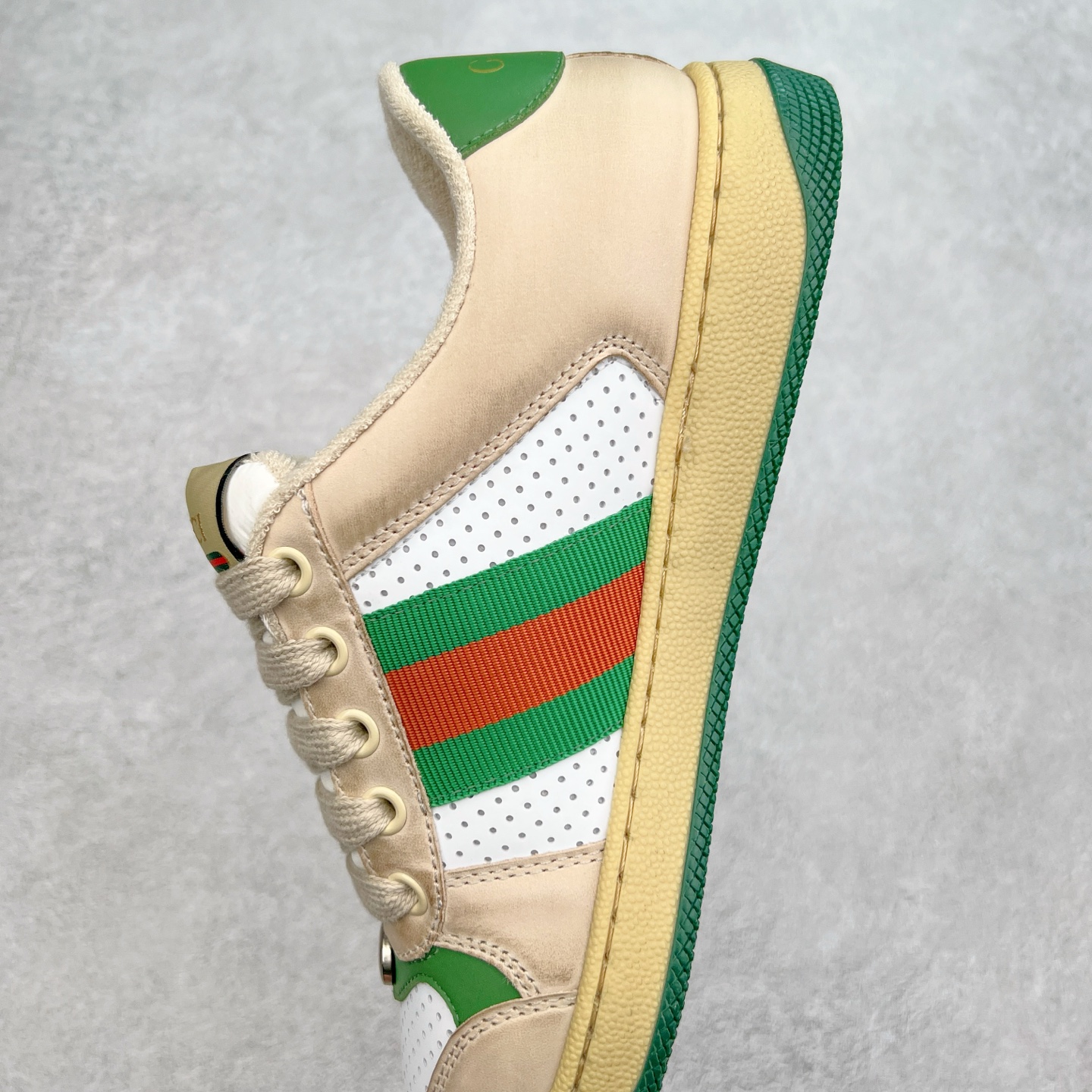 图片[7]-＃福利特价 Gucci Screener sneaker 古驰双G小脏鞋系列复古怀旧校园风低帮板鞋 全套原楦原纸版原鞋开模 纯手工水洗做旧处理 侧面条纹饰带 原厂定制 原厂数据电绣 清晰立体 全鞋电脑针车 紧密相连 针距密度一致 环保乳胶注塑鞋垫 厚度脚感还原原版 皮面裁剪部位 统一油边封口工艺 右脚鞋侧嵌入NFC防伪芯片装置＋鞋盒标二唯码扫描 秒进官网 专柜全套包装 防尘袋 说明书 质保卡 购物袋 尺码：35 36 37 38 39 40 41 42 43 44 45-选品中心