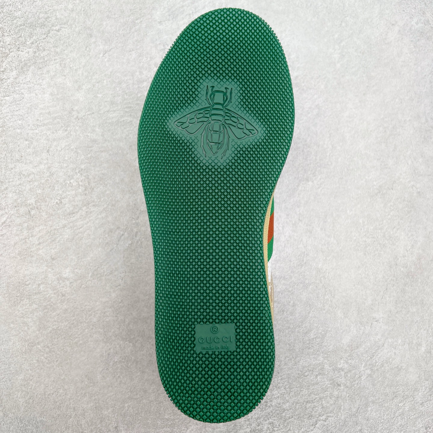 图片[9]-＃福利特价 Gucci Screener sneaker 古驰双G小脏鞋系列复古怀旧校园风低帮板鞋 全套原楦原纸版原鞋开模 纯手工水洗做旧处理 侧面条纹饰带 原厂定制 原厂数据电绣 清晰立体 全鞋电脑针车 紧密相连 针距密度一致 环保乳胶注塑鞋垫 厚度脚感还原原版 皮面裁剪部位 统一油边封口工艺 右脚鞋侧嵌入NFC防伪芯片装置＋鞋盒标二唯码扫描 秒进官网 专柜全套包装 防尘袋 说明书 质保卡 购物袋 尺码：35 36 37 38 39 40 41 42 43 44 45-选品中心