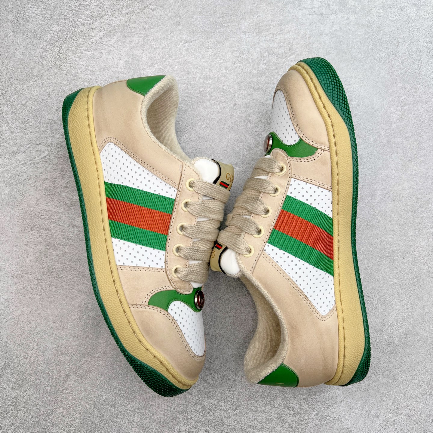 图片[3]-＃福利特价 Gucci Screener sneaker 古驰双G小脏鞋系列复古怀旧校园风低帮板鞋 全套原楦原纸版原鞋开模 纯手工水洗做旧处理 侧面条纹饰带 原厂定制 原厂数据电绣 清晰立体 全鞋电脑针车 紧密相连 针距密度一致 环保乳胶注塑鞋垫 厚度脚感还原原版 皮面裁剪部位 统一油边封口工艺 右脚鞋侧嵌入NFC防伪芯片装置＋鞋盒标二唯码扫描 秒进官网 专柜全套包装 防尘袋 说明书 质保卡 购物袋 尺码：35 36 37 38 39 40 41 42 43 44 45-选品中心