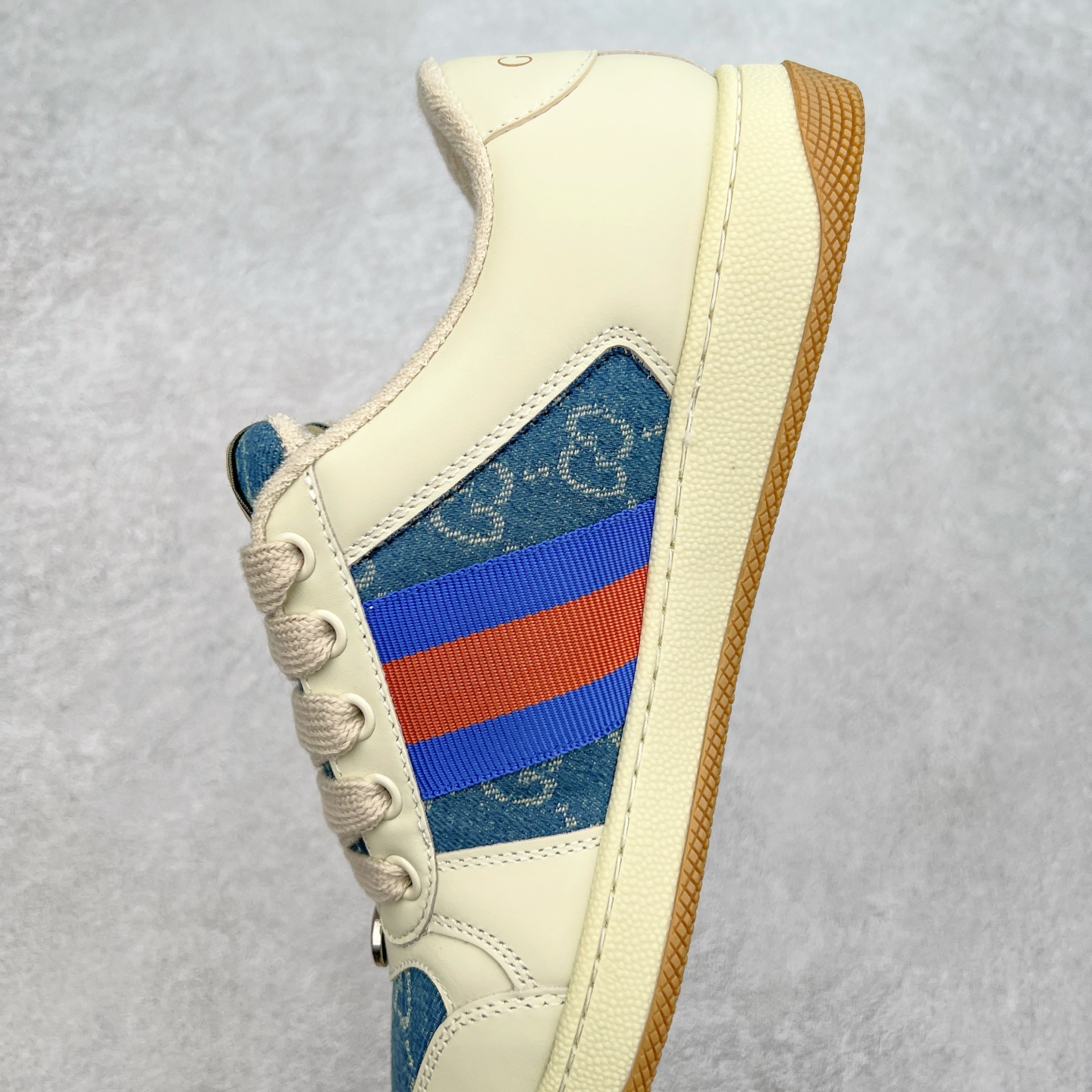 图片[7]-＃福利特价 Gucci Screener sneaker 古驰双G小脏鞋系列复古怀旧校园风低帮板鞋 全套原楦原纸版原鞋开模 纯手工水洗做旧处理 侧面条纹饰带 原厂定制 原厂数据电绣 清晰立体 全鞋电脑针车 紧密相连 针距密度一致 环保乳胶注塑鞋垫 厚度脚感还原原版 皮面裁剪部位 统一油边封口工艺 右脚鞋侧嵌入NFC防伪芯片装置＋鞋盒标二唯码扫描 秒进官网 专柜全套包装 防尘袋 说明书 质保卡 购物袋 尺码：35 36 37 38 39 40 41 42 43 44 45-选品中心