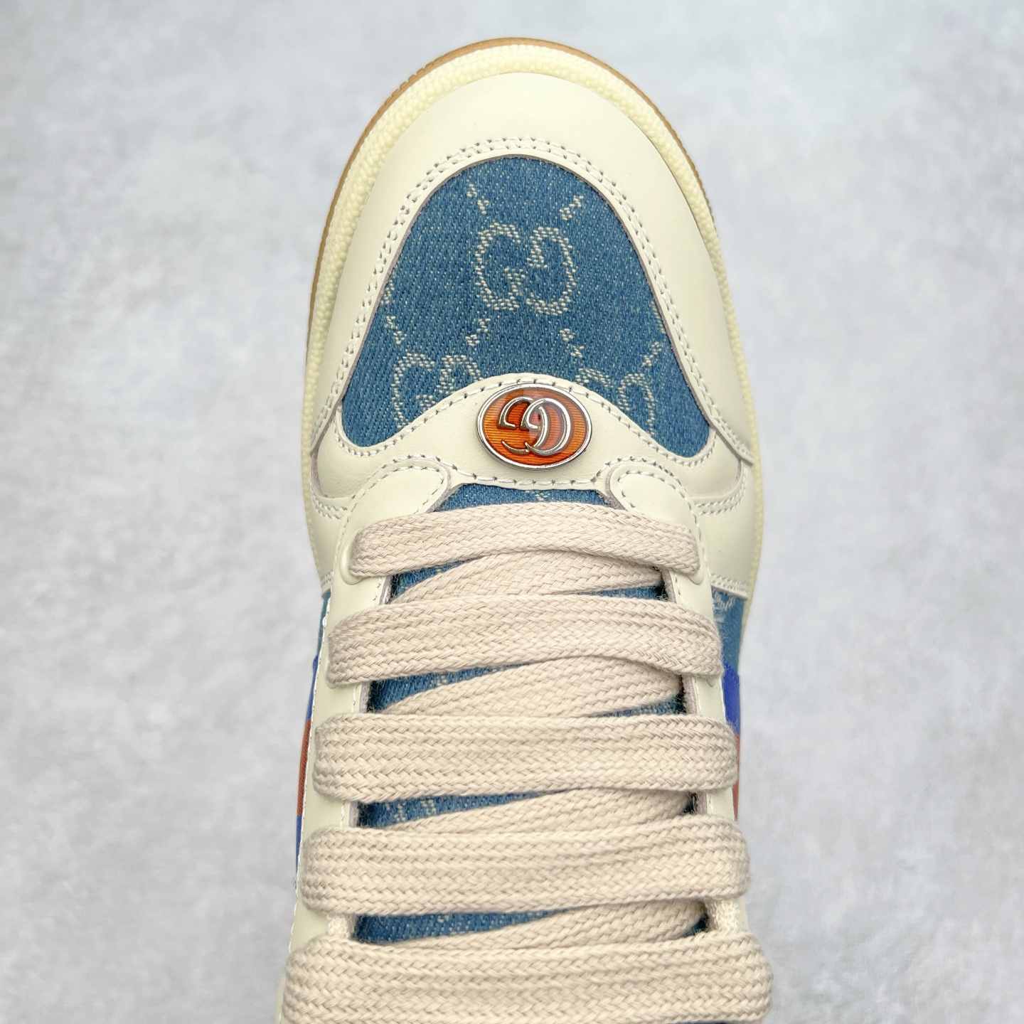 图片[4]-＃福利特价 Gucci Screener sneaker 古驰双G小脏鞋系列复古怀旧校园风低帮板鞋 全套原楦原纸版原鞋开模 纯手工水洗做旧处理 侧面条纹饰带 原厂定制 原厂数据电绣 清晰立体 全鞋电脑针车 紧密相连 针距密度一致 环保乳胶注塑鞋垫 厚度脚感还原原版 皮面裁剪部位 统一油边封口工艺 右脚鞋侧嵌入NFC防伪芯片装置＋鞋盒标二唯码扫描 秒进官网 专柜全套包装 防尘袋 说明书 质保卡 购物袋 尺码：35 36 37 38 39 40 41 42 43 44 45-选品中心