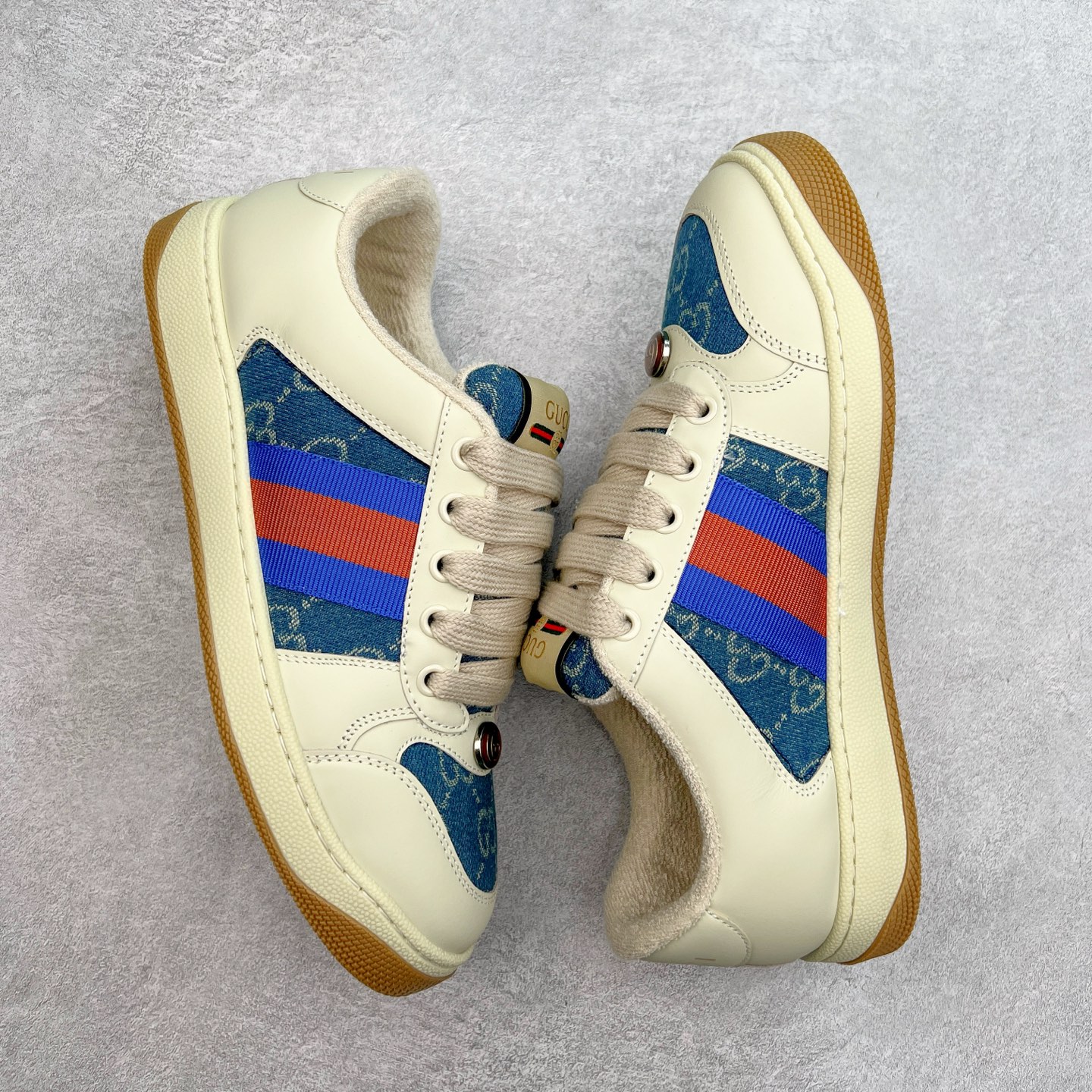 图片[3]-＃福利特价 Gucci Screener sneaker 古驰双G小脏鞋系列复古怀旧校园风低帮板鞋 全套原楦原纸版原鞋开模 纯手工水洗做旧处理 侧面条纹饰带 原厂定制 原厂数据电绣 清晰立体 全鞋电脑针车 紧密相连 针距密度一致 环保乳胶注塑鞋垫 厚度脚感还原原版 皮面裁剪部位 统一油边封口工艺 右脚鞋侧嵌入NFC防伪芯片装置＋鞋盒标二唯码扫描 秒进官网 专柜全套包装 防尘袋 说明书 质保卡 购物袋 尺码：35 36 37 38 39 40 41 42 43 44 45-选品中心