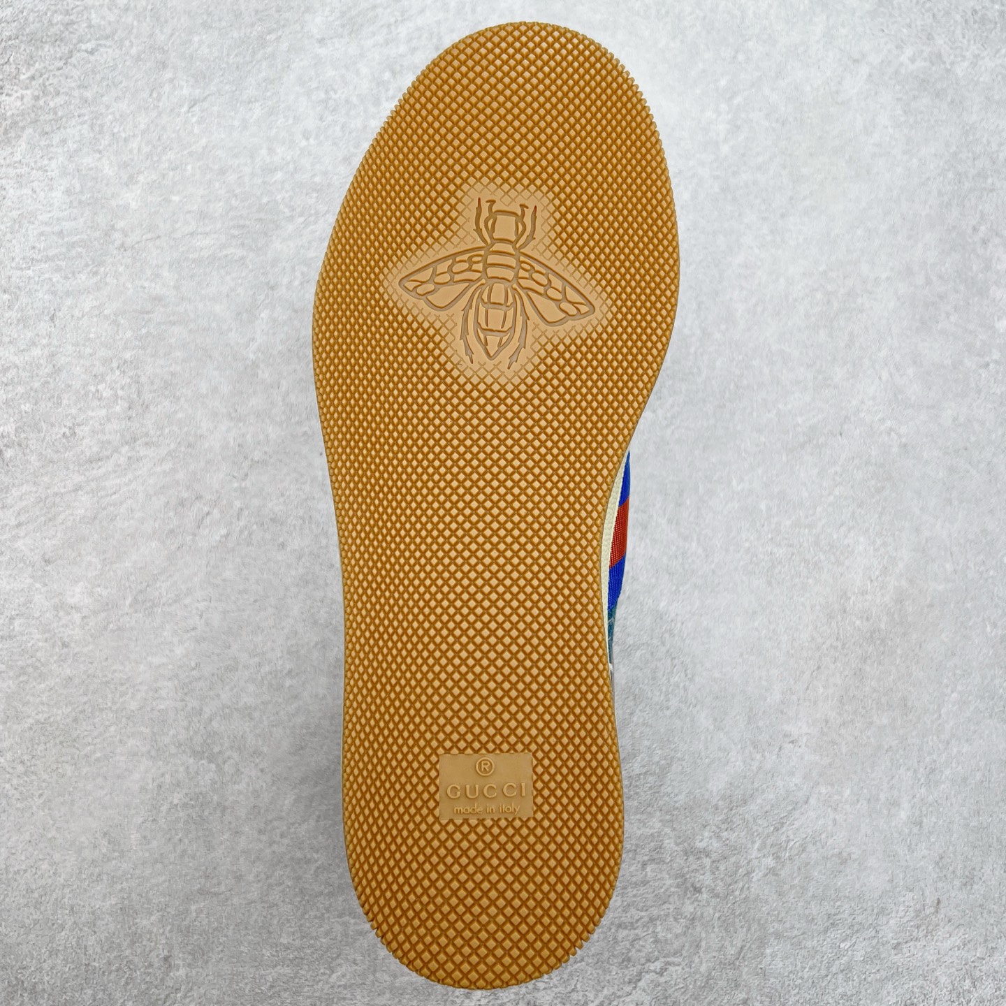 图片[9]-＃福利特价 Gucci Screener sneaker 古驰双G小脏鞋系列复古怀旧校园风低帮板鞋 全套原楦原纸版原鞋开模 纯手工水洗做旧处理 侧面条纹饰带 原厂定制 原厂数据电绣 清晰立体 全鞋电脑针车 紧密相连 针距密度一致 环保乳胶注塑鞋垫 厚度脚感还原原版 皮面裁剪部位 统一油边封口工艺 右脚鞋侧嵌入NFC防伪芯片装置＋鞋盒标二唯码扫描 秒进官网 专柜全套包装 防尘袋 说明书 质保卡 购物袋 尺码：35 36 37 38 39 40 41 42 43 44 45-选品中心