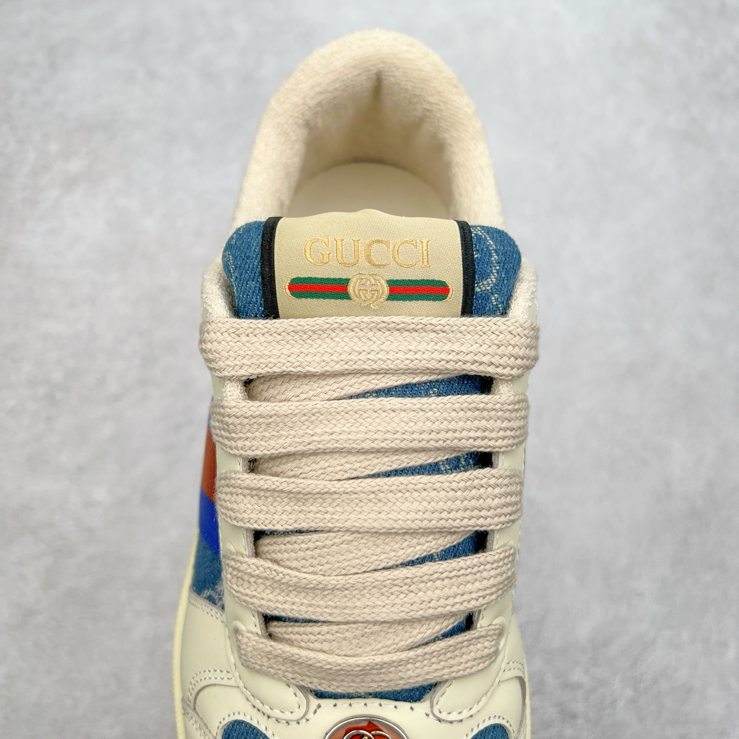 图片[5]-＃福利特价 Gucci Screener sneaker 古驰双G小脏鞋系列复古怀旧校园风低帮板鞋 全套原楦原纸版原鞋开模 纯手工水洗做旧处理 侧面条纹饰带 原厂定制 原厂数据电绣 清晰立体 全鞋电脑针车 紧密相连 针距密度一致 环保乳胶注塑鞋垫 厚度脚感还原原版 皮面裁剪部位 统一油边封口工艺 右脚鞋侧嵌入NFC防伪芯片装置＋鞋盒标二唯码扫描 秒进官网 专柜全套包装 防尘袋 说明书 质保卡 购物袋 尺码：35 36 37 38 39 40 41 42 43 44 45-选品中心