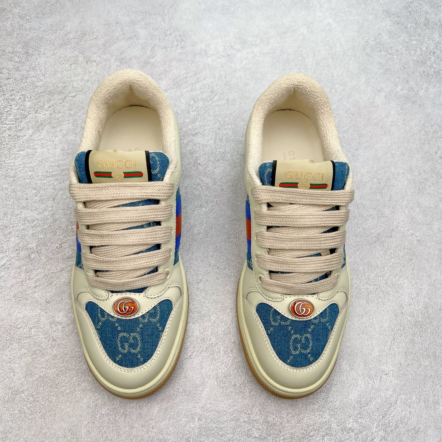 图片[2]-＃福利特价 Gucci Screener sneaker 古驰双G小脏鞋系列复古怀旧校园风低帮板鞋 全套原楦原纸版原鞋开模 纯手工水洗做旧处理 侧面条纹饰带 原厂定制 原厂数据电绣 清晰立体 全鞋电脑针车 紧密相连 针距密度一致 环保乳胶注塑鞋垫 厚度脚感还原原版 皮面裁剪部位 统一油边封口工艺 右脚鞋侧嵌入NFC防伪芯片装置＋鞋盒标二唯码扫描 秒进官网 专柜全套包装 防尘袋 说明书 质保卡 购物袋 尺码：35 36 37 38 39 40 41 42 43 44 45-选品中心