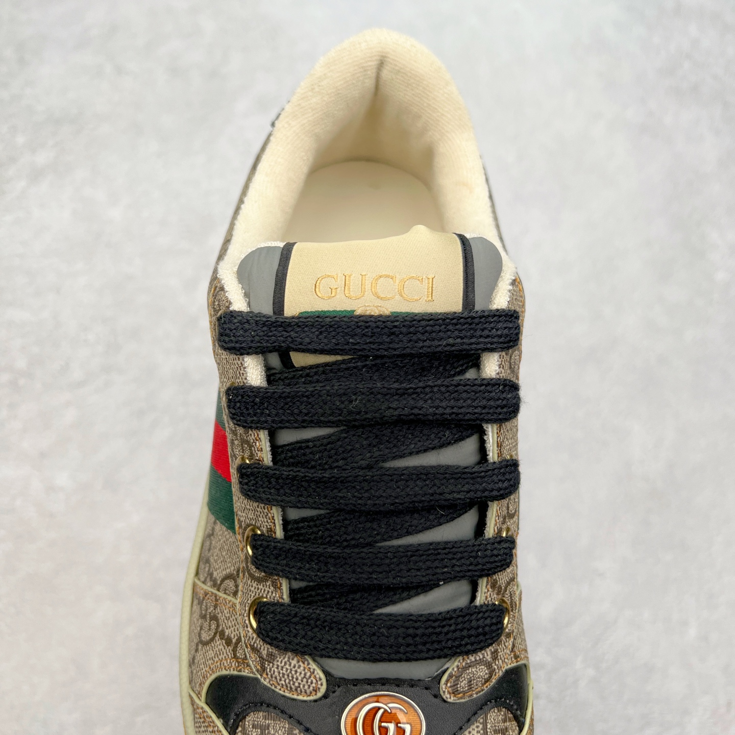 图片[5]-＃福利特价 Gucci Screener sneaker 古驰双G小脏鞋系列复古怀旧校园风低帮板鞋 全套原楦原纸版原鞋开模 纯手工水洗做旧处理 侧面条纹饰带 原厂定制 原厂数据电绣 清晰立体 全鞋电脑针车 紧密相连 针距密度一致 环保乳胶注塑鞋垫 厚度脚感还原原版 皮面裁剪部位 统一油边封口工艺 右脚鞋侧嵌入NFC防伪芯片装置＋鞋盒标二唯码扫描 秒进官网 专柜全套包装 防尘袋 说明书 质保卡 购物袋 尺码：35 36 37 38 39 40 41 42 43 44 45-选品中心