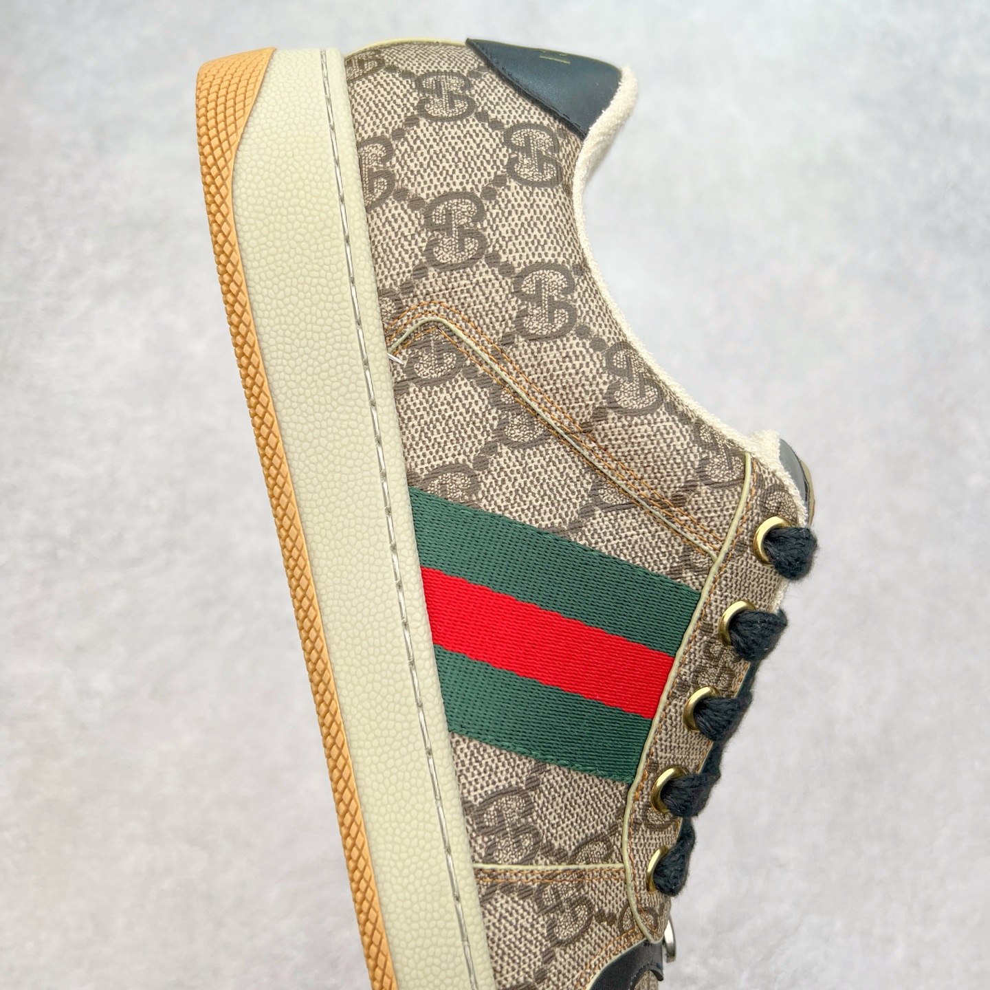 图片[6]-＃福利特价 Gucci Screener sneaker 古驰双G小脏鞋系列复古怀旧校园风低帮板鞋 全套原楦原纸版原鞋开模 纯手工水洗做旧处理 侧面条纹饰带 原厂定制 原厂数据电绣 清晰立体 全鞋电脑针车 紧密相连 针距密度一致 环保乳胶注塑鞋垫 厚度脚感还原原版 皮面裁剪部位 统一油边封口工艺 右脚鞋侧嵌入NFC防伪芯片装置＋鞋盒标二唯码扫描 秒进官网 专柜全套包装 防尘袋 说明书 质保卡 购物袋 尺码：35 36 37 38 39 40 41 42 43 44 45-选品中心