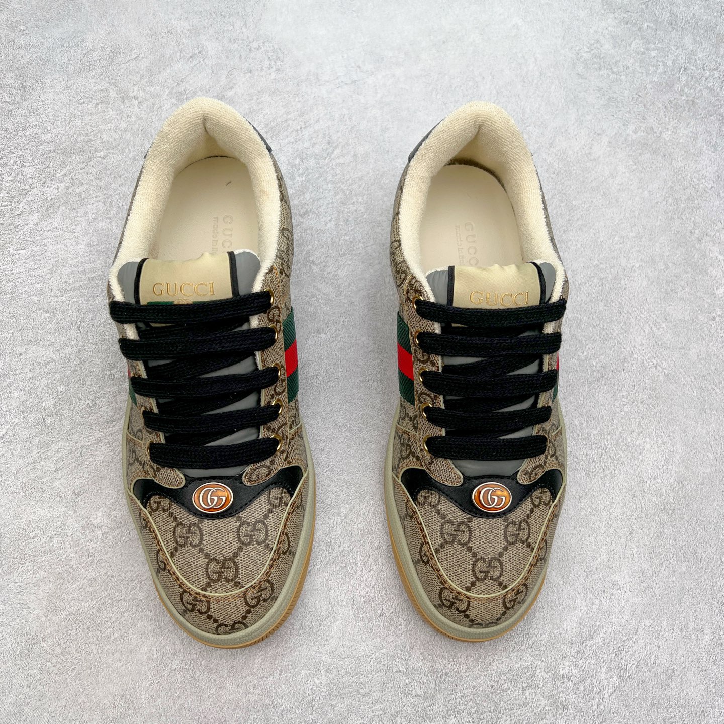 图片[2]-＃福利特价 Gucci Screener sneaker 古驰双G小脏鞋系列复古怀旧校园风低帮板鞋 全套原楦原纸版原鞋开模 纯手工水洗做旧处理 侧面条纹饰带 原厂定制 原厂数据电绣 清晰立体 全鞋电脑针车 紧密相连 针距密度一致 环保乳胶注塑鞋垫 厚度脚感还原原版 皮面裁剪部位 统一油边封口工艺 右脚鞋侧嵌入NFC防伪芯片装置＋鞋盒标二唯码扫描 秒进官网 专柜全套包装 防尘袋 说明书 质保卡 购物袋 尺码：35 36 37 38 39 40 41 42 43 44 45-选品中心
