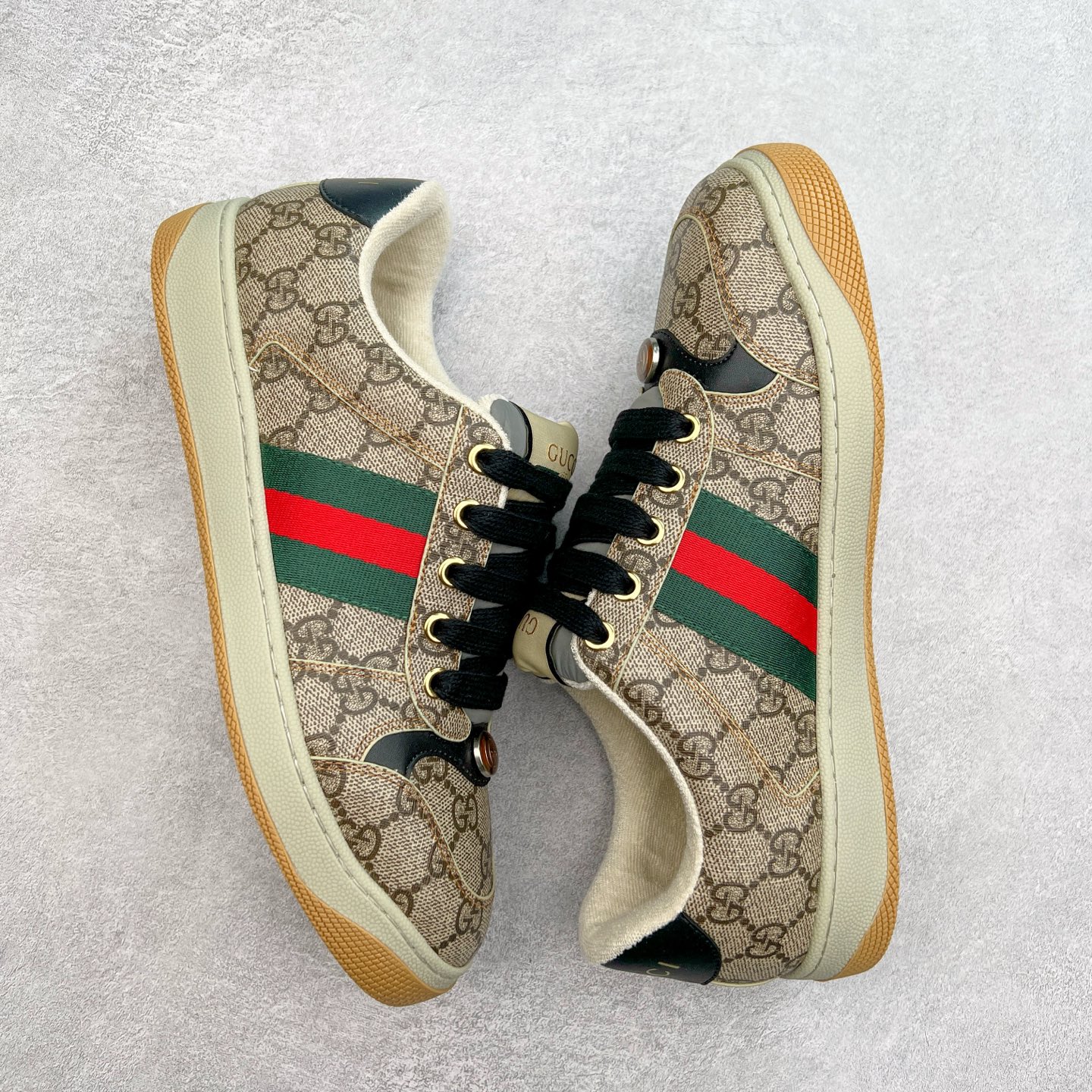 图片[3]-＃福利特价 Gucci Screener sneaker 古驰双G小脏鞋系列复古怀旧校园风低帮板鞋 全套原楦原纸版原鞋开模 纯手工水洗做旧处理 侧面条纹饰带 原厂定制 原厂数据电绣 清晰立体 全鞋电脑针车 紧密相连 针距密度一致 环保乳胶注塑鞋垫 厚度脚感还原原版 皮面裁剪部位 统一油边封口工艺 右脚鞋侧嵌入NFC防伪芯片装置＋鞋盒标二唯码扫描 秒进官网 专柜全套包装 防尘袋 说明书 质保卡 购物袋 尺码：35 36 37 38 39 40 41 42 43 44 45-选品中心
