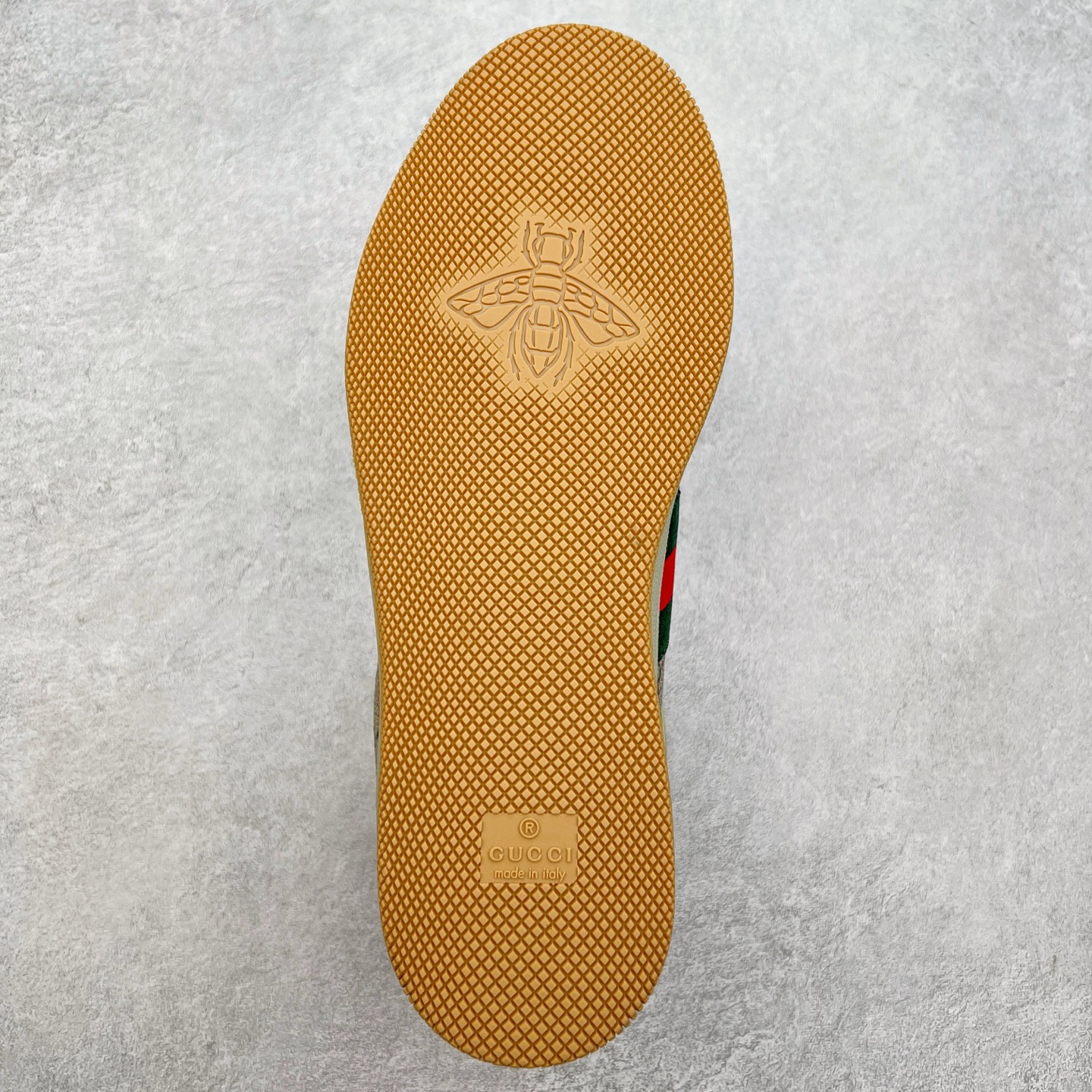 图片[9]-＃福利特价 Gucci Screener sneaker 古驰双G小脏鞋系列复古怀旧校园风低帮板鞋 全套原楦原纸版原鞋开模 纯手工水洗做旧处理 侧面条纹饰带 原厂定制 原厂数据电绣 清晰立体 全鞋电脑针车 紧密相连 针距密度一致 环保乳胶注塑鞋垫 厚度脚感还原原版 皮面裁剪部位 统一油边封口工艺 右脚鞋侧嵌入NFC防伪芯片装置＋鞋盒标二唯码扫描 秒进官网 专柜全套包装 防尘袋 说明书 质保卡 购物袋 尺码：35 36 37 38 39 40 41 42 43 44 45-选品中心