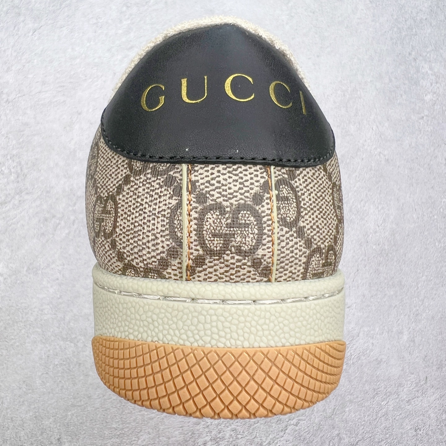 图片[8]-＃福利特价 Gucci Screener sneaker 古驰双G小脏鞋系列复古怀旧校园风低帮板鞋 全套原楦原纸版原鞋开模 纯手工水洗做旧处理 侧面条纹饰带 原厂定制 原厂数据电绣 清晰立体 全鞋电脑针车 紧密相连 针距密度一致 环保乳胶注塑鞋垫 厚度脚感还原原版 皮面裁剪部位 统一油边封口工艺 右脚鞋侧嵌入NFC防伪芯片装置＋鞋盒标二唯码扫描 秒进官网 专柜全套包装 防尘袋 说明书 质保卡 购物袋 尺码：35 36 37 38 39 40 41 42 43 44 45-选品中心