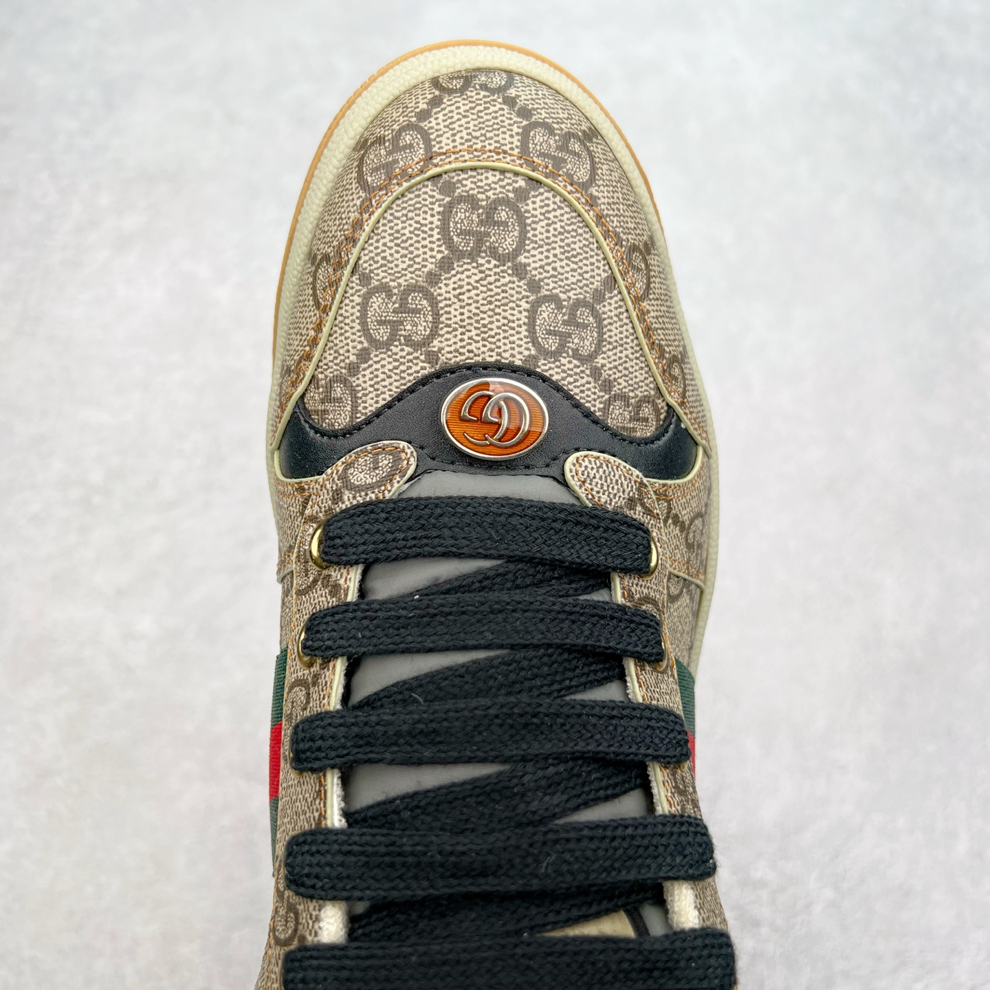 图片[4]-＃福利特价 Gucci Screener sneaker 古驰双G小脏鞋系列复古怀旧校园风低帮板鞋 全套原楦原纸版原鞋开模 纯手工水洗做旧处理 侧面条纹饰带 原厂定制 原厂数据电绣 清晰立体 全鞋电脑针车 紧密相连 针距密度一致 环保乳胶注塑鞋垫 厚度脚感还原原版 皮面裁剪部位 统一油边封口工艺 右脚鞋侧嵌入NFC防伪芯片装置＋鞋盒标二唯码扫描 秒进官网 专柜全套包装 防尘袋 说明书 质保卡 购物袋 尺码：35 36 37 38 39 40 41 42 43 44 45-选品中心