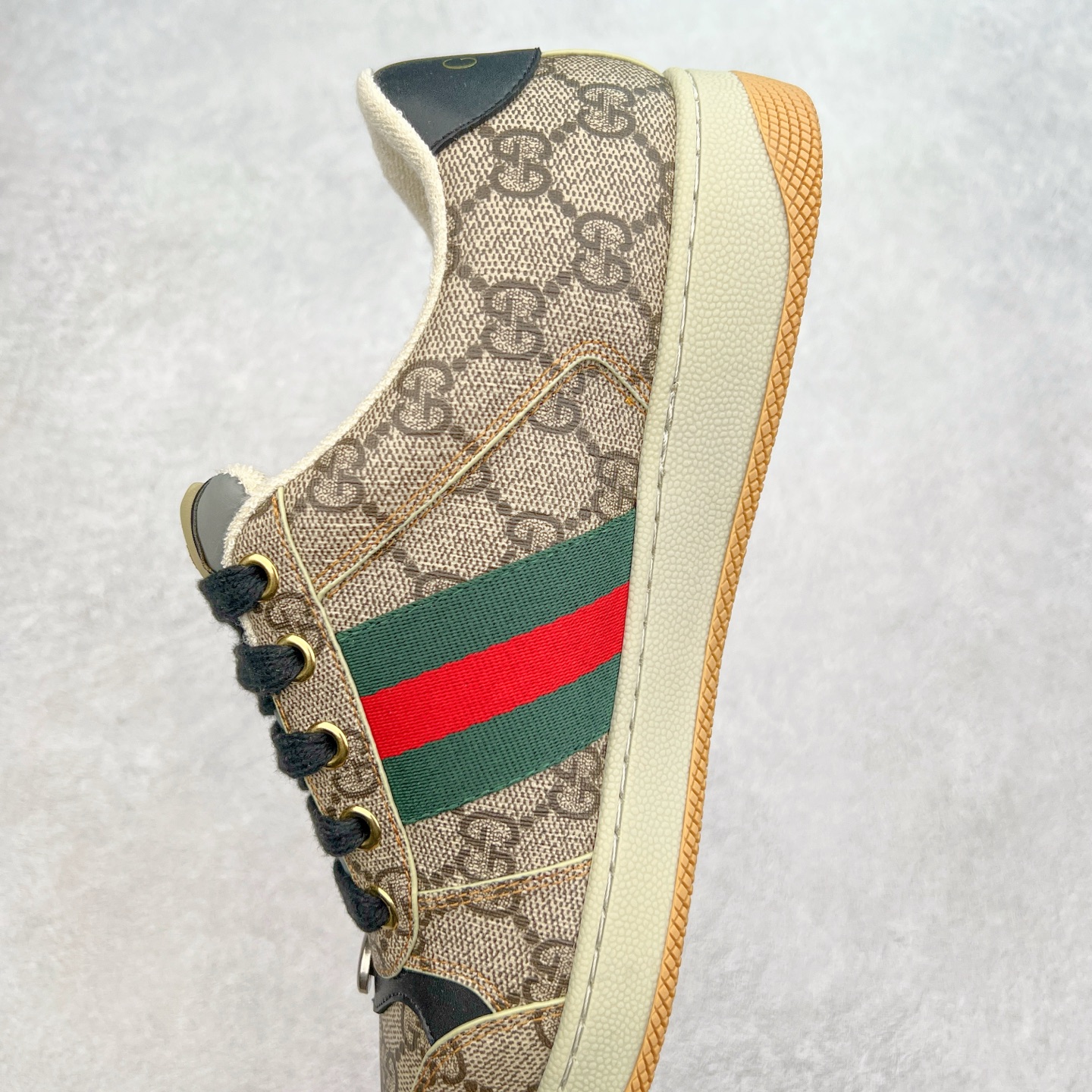 图片[7]-＃福利特价 Gucci Screener sneaker 古驰双G小脏鞋系列复古怀旧校园风低帮板鞋 全套原楦原纸版原鞋开模 纯手工水洗做旧处理 侧面条纹饰带 原厂定制 原厂数据电绣 清晰立体 全鞋电脑针车 紧密相连 针距密度一致 环保乳胶注塑鞋垫 厚度脚感还原原版 皮面裁剪部位 统一油边封口工艺 右脚鞋侧嵌入NFC防伪芯片装置＋鞋盒标二唯码扫描 秒进官网 专柜全套包装 防尘袋 说明书 质保卡 购物袋 尺码：35 36 37 38 39 40 41 42 43 44 45-选品中心