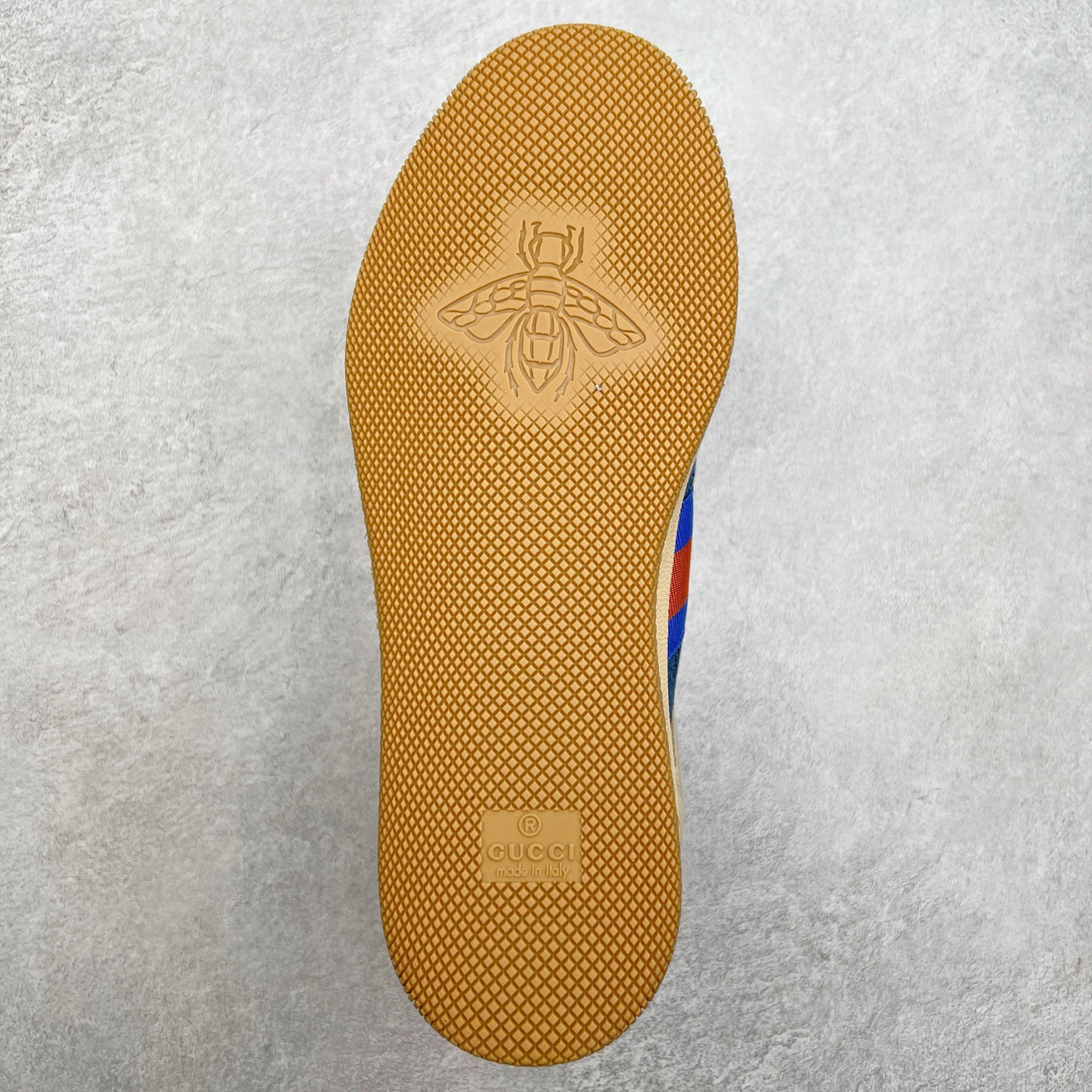 图片[9]-＃福利特价 Gucci Screener sneaker 古驰双G小脏鞋系列复古怀旧校园风低帮板鞋 全套原楦原纸版原鞋开模 纯手工水洗做旧处理 侧面条纹饰带 原厂定制 原厂数据电绣 清晰立体 全鞋电脑针车 紧密相连 针距密度一致 环保乳胶注塑鞋垫 厚度脚感还原原版 皮面裁剪部位 统一油边封口工艺 右脚鞋侧嵌入NFC防伪芯片装置＋鞋盒标二唯码扫描 秒进官网 专柜全套包装 防尘袋 说明书 质保卡 购物袋 尺码：35 36 37 38 39 40 41 42 43 44 45-选品中心