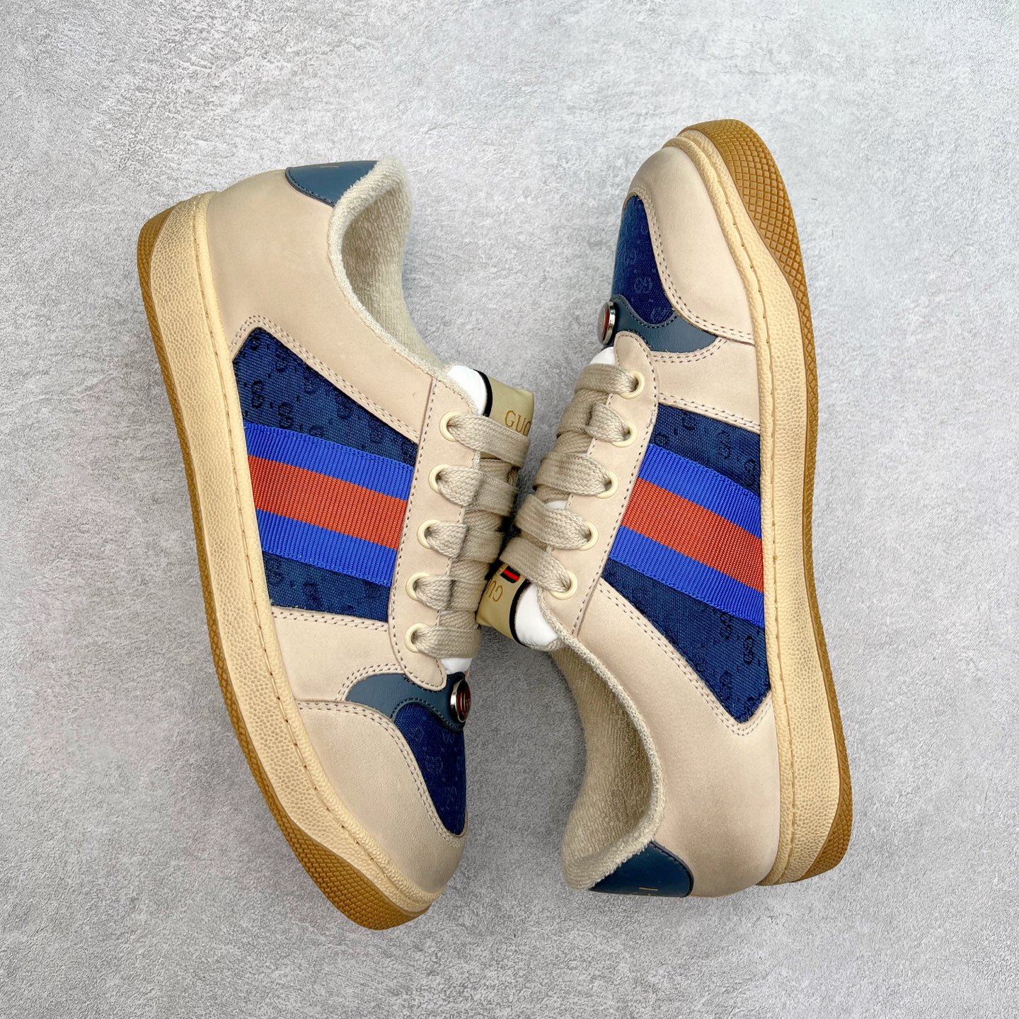 图片[3]-＃福利特价 Gucci Screener sneaker 古驰双G小脏鞋系列复古怀旧校园风低帮板鞋 全套原楦原纸版原鞋开模 纯手工水洗做旧处理 侧面条纹饰带 原厂定制 原厂数据电绣 清晰立体 全鞋电脑针车 紧密相连 针距密度一致 环保乳胶注塑鞋垫 厚度脚感还原原版 皮面裁剪部位 统一油边封口工艺 右脚鞋侧嵌入NFC防伪芯片装置＋鞋盒标二唯码扫描 秒进官网 专柜全套包装 防尘袋 说明书 质保卡 购物袋 尺码：35 36 37 38 39 40 41 42 43 44 45-选品中心