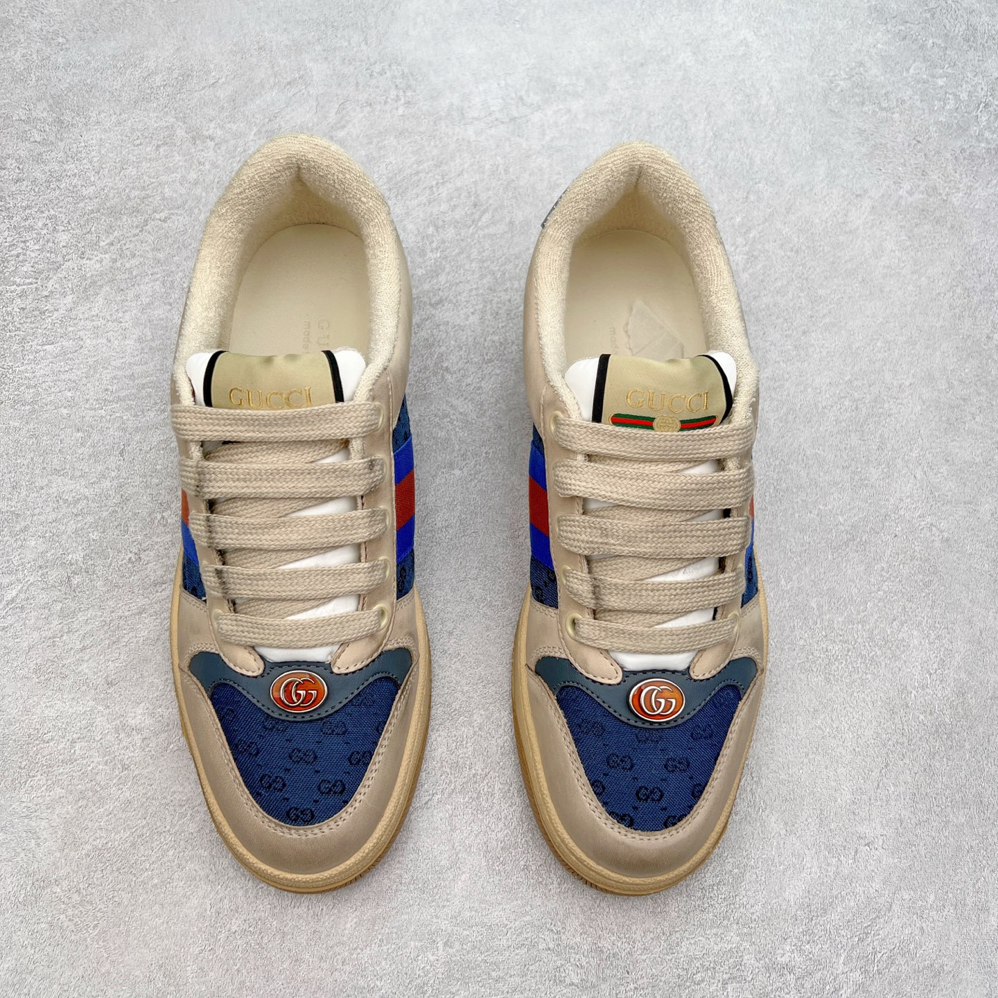 图片[2]-＃福利特价 Gucci Screener sneaker 古驰双G小脏鞋系列复古怀旧校园风低帮板鞋 全套原楦原纸版原鞋开模 纯手工水洗做旧处理 侧面条纹饰带 原厂定制 原厂数据电绣 清晰立体 全鞋电脑针车 紧密相连 针距密度一致 环保乳胶注塑鞋垫 厚度脚感还原原版 皮面裁剪部位 统一油边封口工艺 右脚鞋侧嵌入NFC防伪芯片装置＋鞋盒标二唯码扫描 秒进官网 专柜全套包装 防尘袋 说明书 质保卡 购物袋 尺码：35 36 37 38 39 40 41 42 43 44 45-选品中心