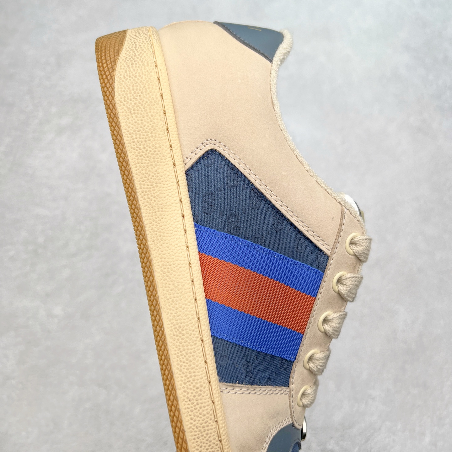 图片[6]-＃福利特价 Gucci Screener sneaker 古驰双G小脏鞋系列复古怀旧校园风低帮板鞋 全套原楦原纸版原鞋开模 纯手工水洗做旧处理 侧面条纹饰带 原厂定制 原厂数据电绣 清晰立体 全鞋电脑针车 紧密相连 针距密度一致 环保乳胶注塑鞋垫 厚度脚感还原原版 皮面裁剪部位 统一油边封口工艺 右脚鞋侧嵌入NFC防伪芯片装置＋鞋盒标二唯码扫描 秒进官网 专柜全套包装 防尘袋 说明书 质保卡 购物袋 尺码：35 36 37 38 39 40 41 42 43 44 45-选品中心