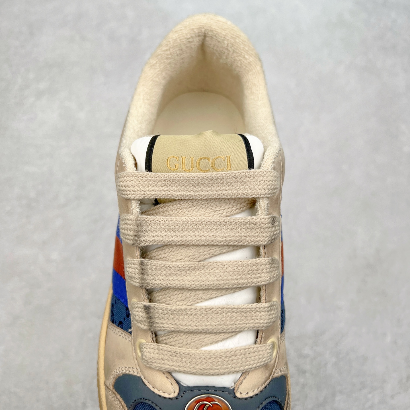 图片[5]-＃福利特价 Gucci Screener sneaker 古驰双G小脏鞋系列复古怀旧校园风低帮板鞋 全套原楦原纸版原鞋开模 纯手工水洗做旧处理 侧面条纹饰带 原厂定制 原厂数据电绣 清晰立体 全鞋电脑针车 紧密相连 针距密度一致 环保乳胶注塑鞋垫 厚度脚感还原原版 皮面裁剪部位 统一油边封口工艺 右脚鞋侧嵌入NFC防伪芯片装置＋鞋盒标二唯码扫描 秒进官网 专柜全套包装 防尘袋 说明书 质保卡 购物袋 尺码：35 36 37 38 39 40 41 42 43 44 45-选品中心