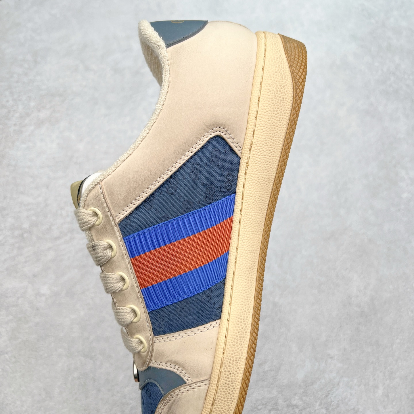 图片[7]-＃福利特价 Gucci Screener sneaker 古驰双G小脏鞋系列复古怀旧校园风低帮板鞋 全套原楦原纸版原鞋开模 纯手工水洗做旧处理 侧面条纹饰带 原厂定制 原厂数据电绣 清晰立体 全鞋电脑针车 紧密相连 针距密度一致 环保乳胶注塑鞋垫 厚度脚感还原原版 皮面裁剪部位 统一油边封口工艺 右脚鞋侧嵌入NFC防伪芯片装置＋鞋盒标二唯码扫描 秒进官网 专柜全套包装 防尘袋 说明书 质保卡 购物袋 尺码：35 36 37 38 39 40 41 42 43 44 45-选品中心