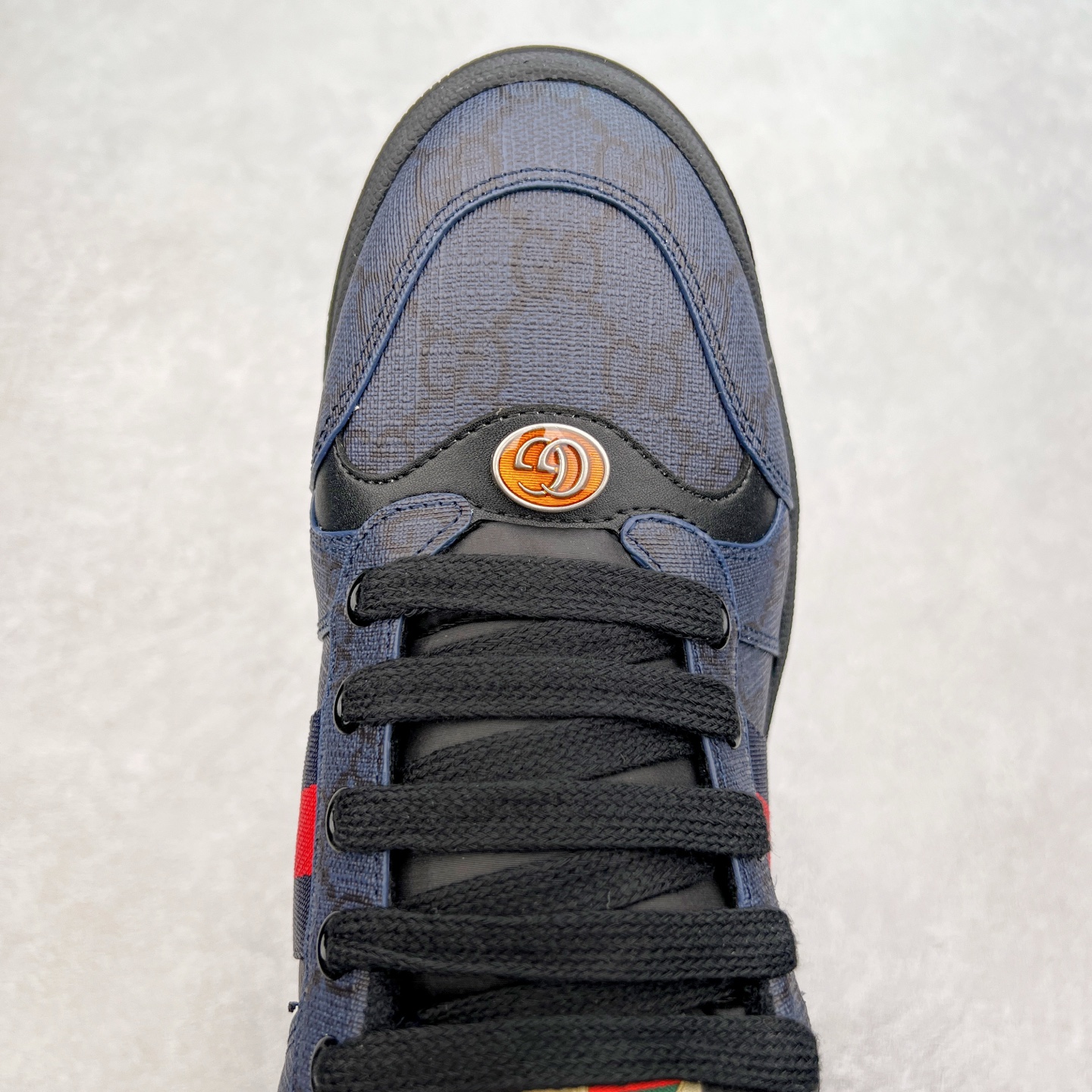 图片[4]-＃福利特价 Gucci Screener sneaker 古驰双G小脏鞋系列复古怀旧校园风低帮板鞋 全套原楦原纸版原鞋开模 纯手工水洗做旧处理 侧面条纹饰带 原厂定制 原厂数据电绣 清晰立体 全鞋电脑针车 紧密相连 针距密度一致 环保乳胶注塑鞋垫 厚度脚感还原原版 皮面裁剪部位 统一油边封口工艺 右脚鞋侧嵌入NFC防伪芯片装置＋鞋盒标二唯码扫描 秒进官网 专柜全套包装 防尘袋 说明书 质保卡 购物袋 尺码：35 36 37 38 39 40 41 42 43 44 45-选品中心