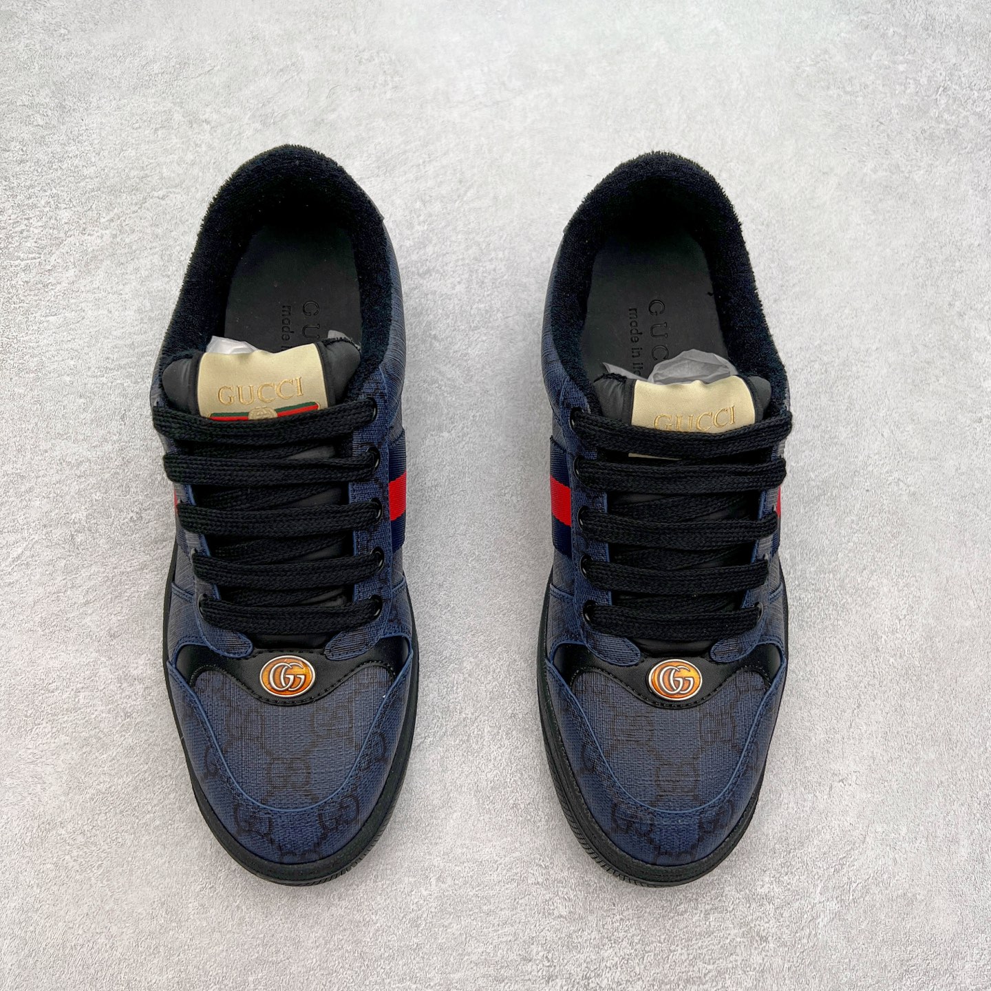 图片[2]-＃福利特价 Gucci Screener sneaker 古驰双G小脏鞋系列复古怀旧校园风低帮板鞋 全套原楦原纸版原鞋开模 纯手工水洗做旧处理 侧面条纹饰带 原厂定制 原厂数据电绣 清晰立体 全鞋电脑针车 紧密相连 针距密度一致 环保乳胶注塑鞋垫 厚度脚感还原原版 皮面裁剪部位 统一油边封口工艺 右脚鞋侧嵌入NFC防伪芯片装置＋鞋盒标二唯码扫描 秒进官网 专柜全套包装 防尘袋 说明书 质保卡 购物袋 尺码：35 36 37 38 39 40 41 42 43 44 45-选品中心